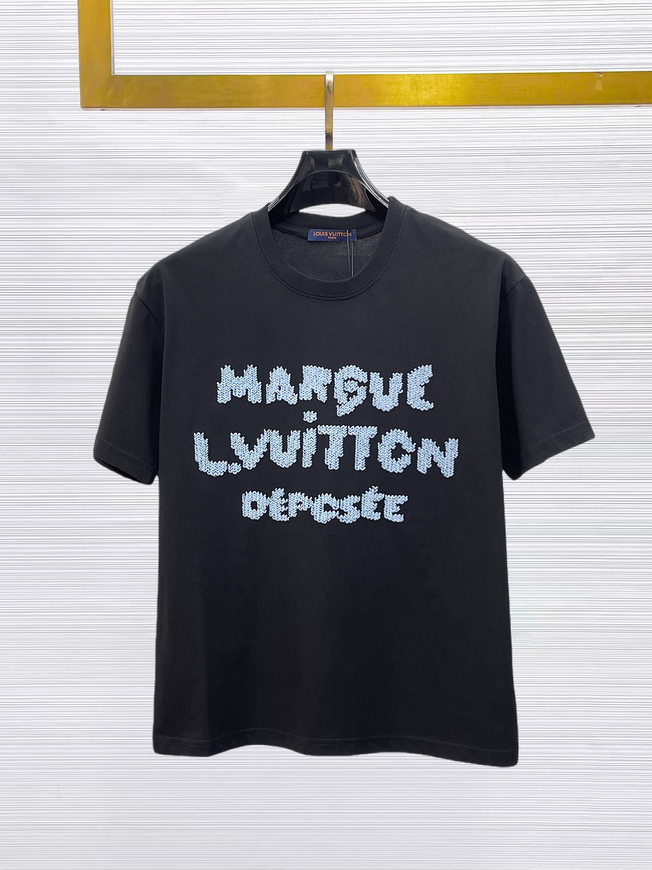 NO:874795,LV top products 2025 spring and summer new debut counter latest short-sleeved round neck T-shirt, high-end customization, avant-garde and fashionable design!  The brand logo is designed with heavy craftsmanship. High-end customized 260g fabric. Soft to the touch. Comfortable to wear. Exquisite stitching at the counter level. Fine workmanship. The upper body effect is incomparably handsome!  A must-have item for a stylish man!  Size M-XXXL,,louis vuitton,T-shirt,tees,t-shirt,19860909LV 顶级货品2025春夏新款首发专柜最新款短袖圆领T恤 高端订制 设计前卫时尚！品牌logo重工艺设计 高端定制260克面料.手感柔软.穿着舒适.专柜级别精致车线.做工精细.上身效果无敌帅气！型男必备单品！码数M-XXXL,,louis vuitton,T-shirt,tees，t-shirt,,Men's clothing