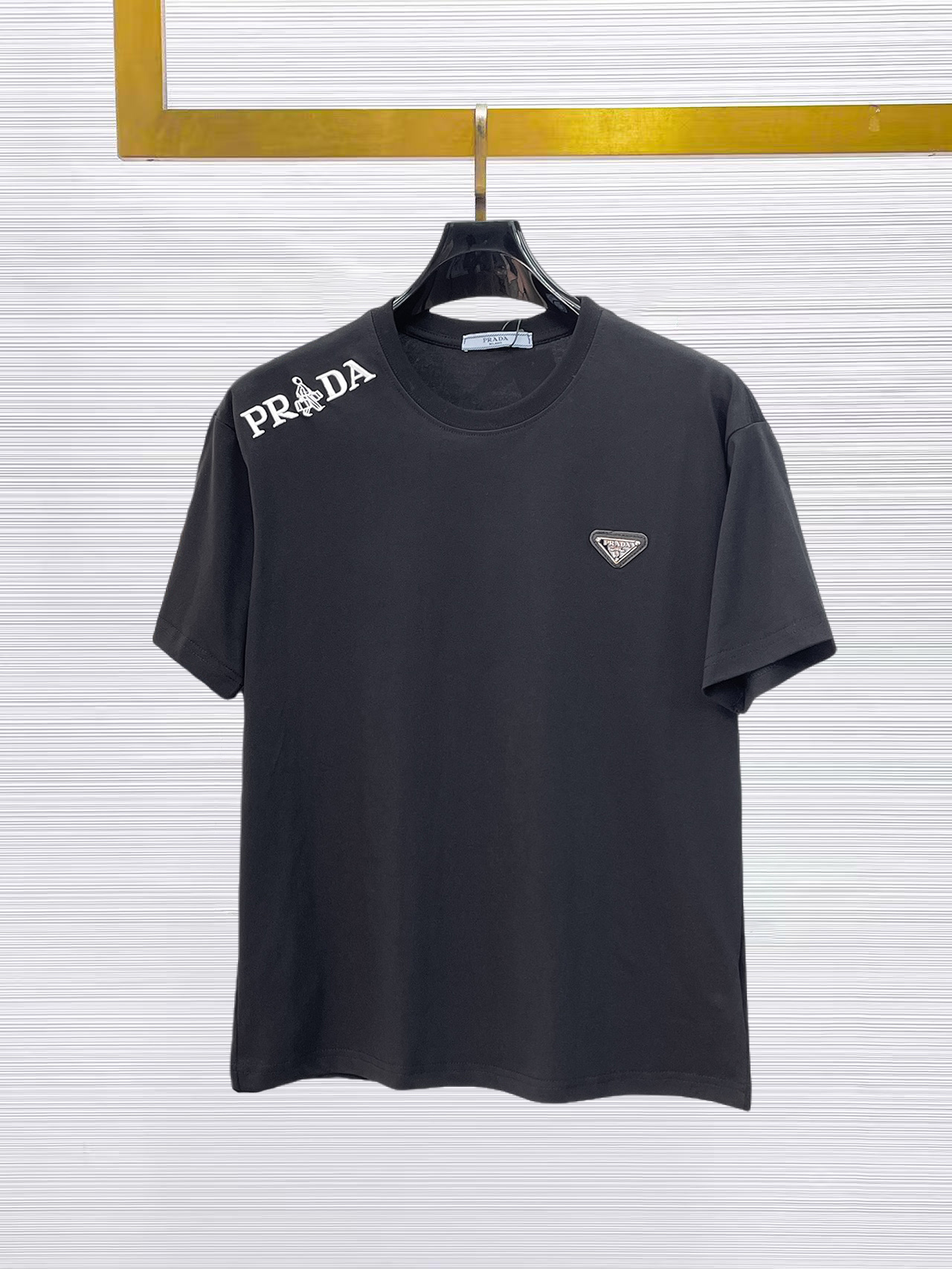 NO:874803,Prada's top products 2025 spring and summer new debut counter latest short-sleeved round neck T-shirt, high-end customization, avant-garde and fashionable design!  The brand logo is designed with heavy craftsmanship. High-end customized 260g fabric. Soft to the touch. Comfortable to wear. Exquisite stitching at the counter level. Fine workmanship. The upper body effect is incomparably handsome!  A must-have item for a stylish man!  Size M-XXXL,,prada,T-shirt,tees,t-shirt,19860909普拉达 顶级货品2025春夏新款首发专柜最新款短袖圆领T恤 高端订制 设计前卫时尚！品牌logo重工艺设计 高端定制260克面料.手感柔软.穿着舒适.专柜级别精致车线.做工精细.上身效果无敌帅气！型男必备单品！码数M-XXXL,,prada,T-shirt,tees，t-shirt,,Men's clothing