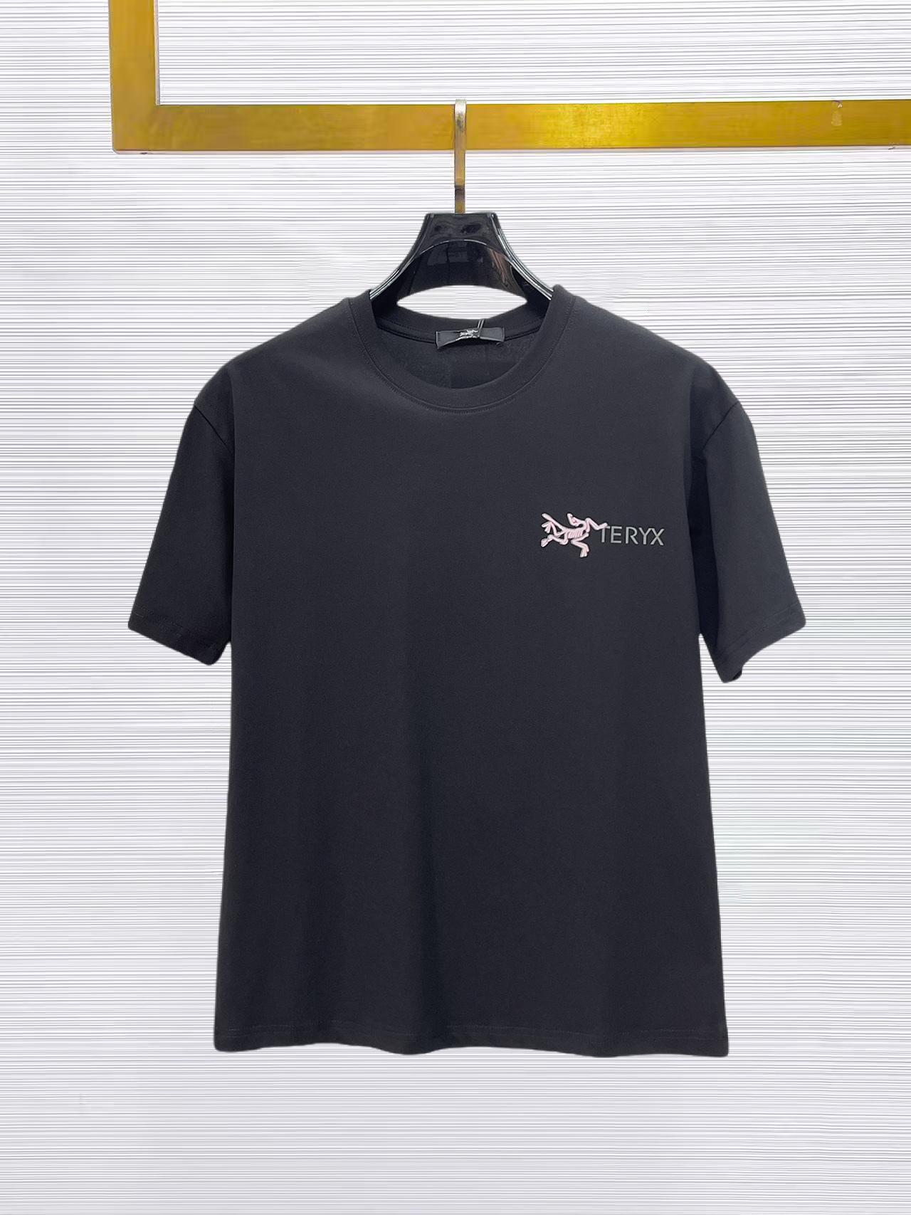 NO:874810,Arc'teryx's top products 2025 spring and summer new launch counter, the latest short-sleeved round neck T-shirt, high-end custom design, avant-garde and fashionable!  The brand logo is designed with heavy craftsmanship. High-end customized 260g fabric. Soft to the touch. Comfortable to wear. Exquisite stitching at the counter level. Fine workmanship. The upper body effect is incomparably handsome!  A must-have item for a stylish man!  Size M-XXXL,arc'teryx,T-shirt,tees,t-shirt,19860909始祖鸟 顶级货品2025春夏新款首发专柜最新款短袖圆领T恤 高端订制 设计前卫时尚！品牌logo重工艺设计 高端定制260克面料.手感柔软.穿着舒适.专柜级别精致车线.做工精细.上身效果无敌帅气！型男必备单品！码数M-XXXL,arc'teryx,T-shirt,tees，t-shirt,,Men's clothing