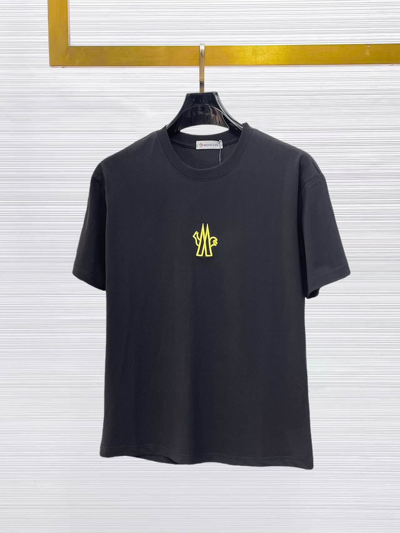 NO:874818,Mengkou's top products 2025 spring and summer new debut counter latest short-sleeved round neck T-shirt, high-end custom design, avant-garde and fashionable!  The brand logo is designed with heavy craftsmanship. High-end customized 260g fabric. Soft to the touch. Comfortable to wear. Exquisite stitching at the counter level. Fine workmanship. The upper body effect is incomparably handsome!  A must-have item for a stylish man!  Size M-XXXL,,Moncler,T-shirt,tees,t-shirt,19860909蒙口 顶级货品2025春夏新款首发专柜最新款短袖圆领T恤 高端订制 设计前卫时尚！品牌logo重工艺设计 高端定制260克面料.手感柔软.穿着舒适.专柜级别精致车线.做工精细.上身效果无敌帅气！型男必备单品！码数M-XXXL,,Moncler,T-shirt,tees，t-shirt,,Men's clothing