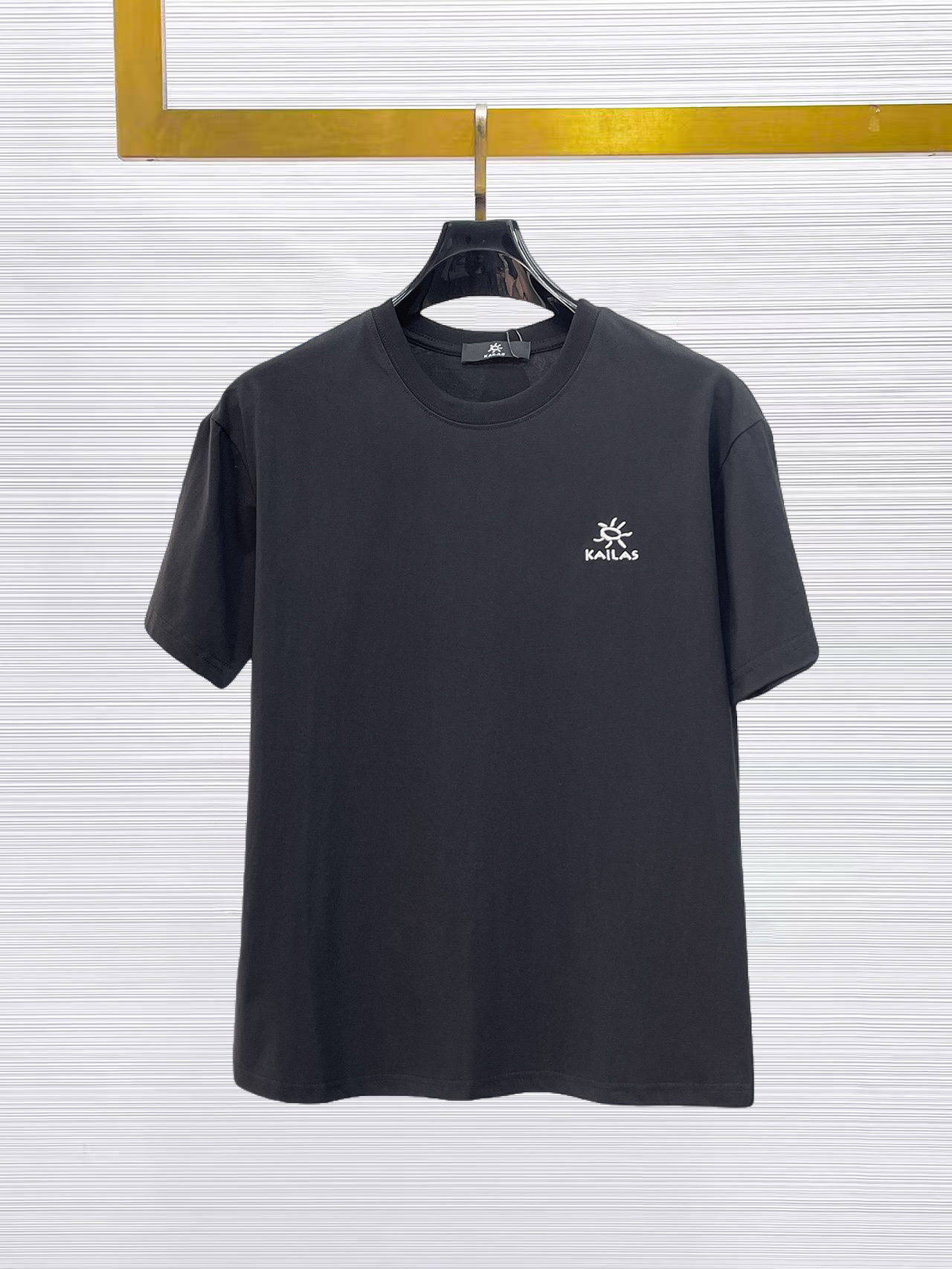NO:874826,Kailer Stone's top products 2025 spring and summer new debut counter latest short-sleeved round neck T-shirt, high-end custom design, avant-garde and fashionable!  The brand logo is designed with heavy craftsmanship. High-end customized 260g fabric. Soft to the touch. Comfortable to wear. Exquisite stitching at the counter level. Fine workmanship. The upper body effect is incomparably handsome!  A must-have item for a stylish man!  Size M-XXXL,,T-shirt,tees,t-shirt,19860909凯乐石 顶级货品2025春夏新款首发专柜最新款短袖圆领T恤 高端订制 设计前卫时尚！品牌logo重工艺设计 高端定制260克面料.手感柔软.穿着舒适.专柜级别精致车线.做工精细.上身效果无敌帅气！型男必备单品！码数M-XXXL,,T-shirt,tees，t-shirt,,Men's clothing