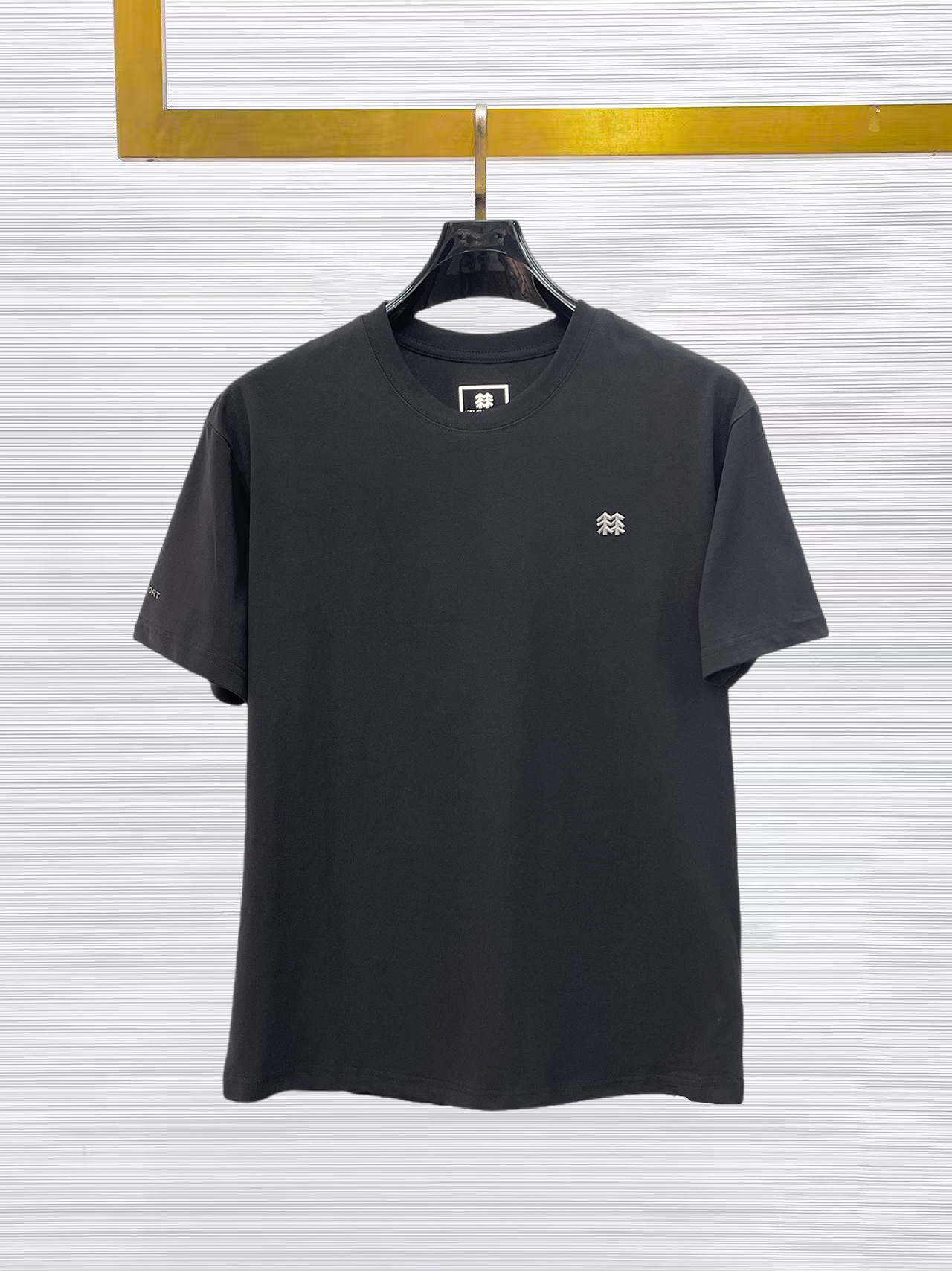 NO:874834,Kolon's top products 2025 spring and summer new debut counter latest short-sleeved round neck T-shirt high-end custom design avant-garde fashion!  The brand logo is designed with heavy craftsmanship. High-end customized 260g fabric. Soft to the touch. Comfortable to wear. Exquisite stitching at the counter level. Fine workmanship. The upper body effect is incomparably handsome!  A must-have item for a stylish man!  Size M-XXXL,,T-shirt,tees,t-shirt,19860909可隆 顶级货品2025春夏新款首发专柜最新款短袖圆领T恤 高端订制 设计前卫时尚！品牌logo重工艺设计 高端定制260克面料.手感柔软.穿着舒适.专柜级别精致车线.做工精细.上身效果无敌帅气！型男必备单品！码数M-XXXL,,T-shirt,tees，t-shirt,,Men's clothing