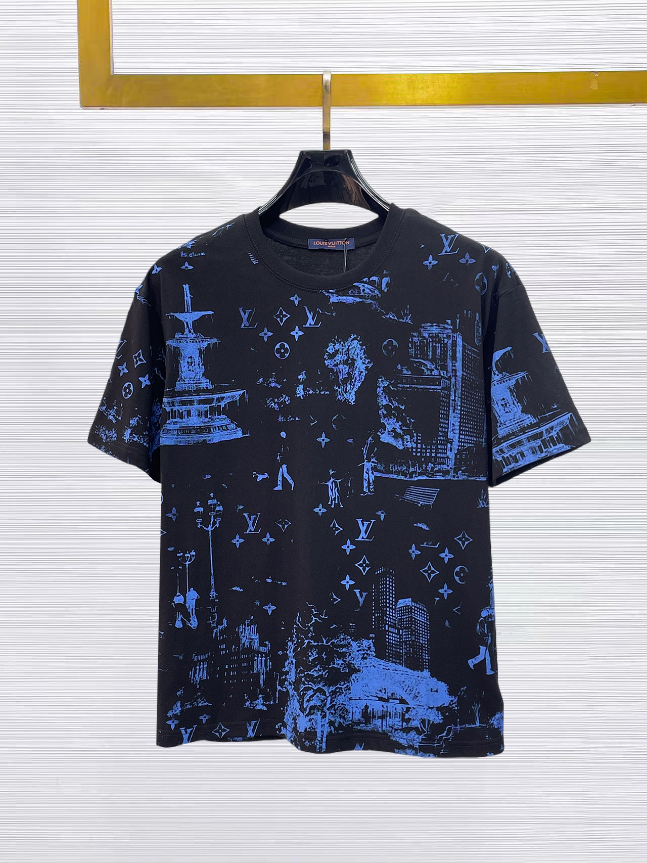 NO:874841,LV top products 2025 spring and summer new debut counter latest short-sleeved round neck T-shirt, high-end customization, avant-garde and fashionable design!  The brand logo is designed with heavy craftsmanship. High-end customized 260g fabric. Soft to the touch. Comfortable to wear. Exquisite stitching at the counter level. Fine workmanship. The upper body effect is incomparably handsome!  A must-have item for a stylish man!  Size M-XXXL,,louis vuitton,T-shirt,tees,t-shirt,19860909LV 顶级货品2025春夏新款首发专柜最新款短袖圆领T恤 高端订制 设计前卫时尚！品牌logo重工艺设计 高端定制260克面料.手感柔软.穿着舒适.专柜级别精致车线.做工精细.上身效果无敌帅气！型男必备单品！码数M-XXXL,,louis vuitton,T-shirt,tees，t-shirt,,Men's clothing