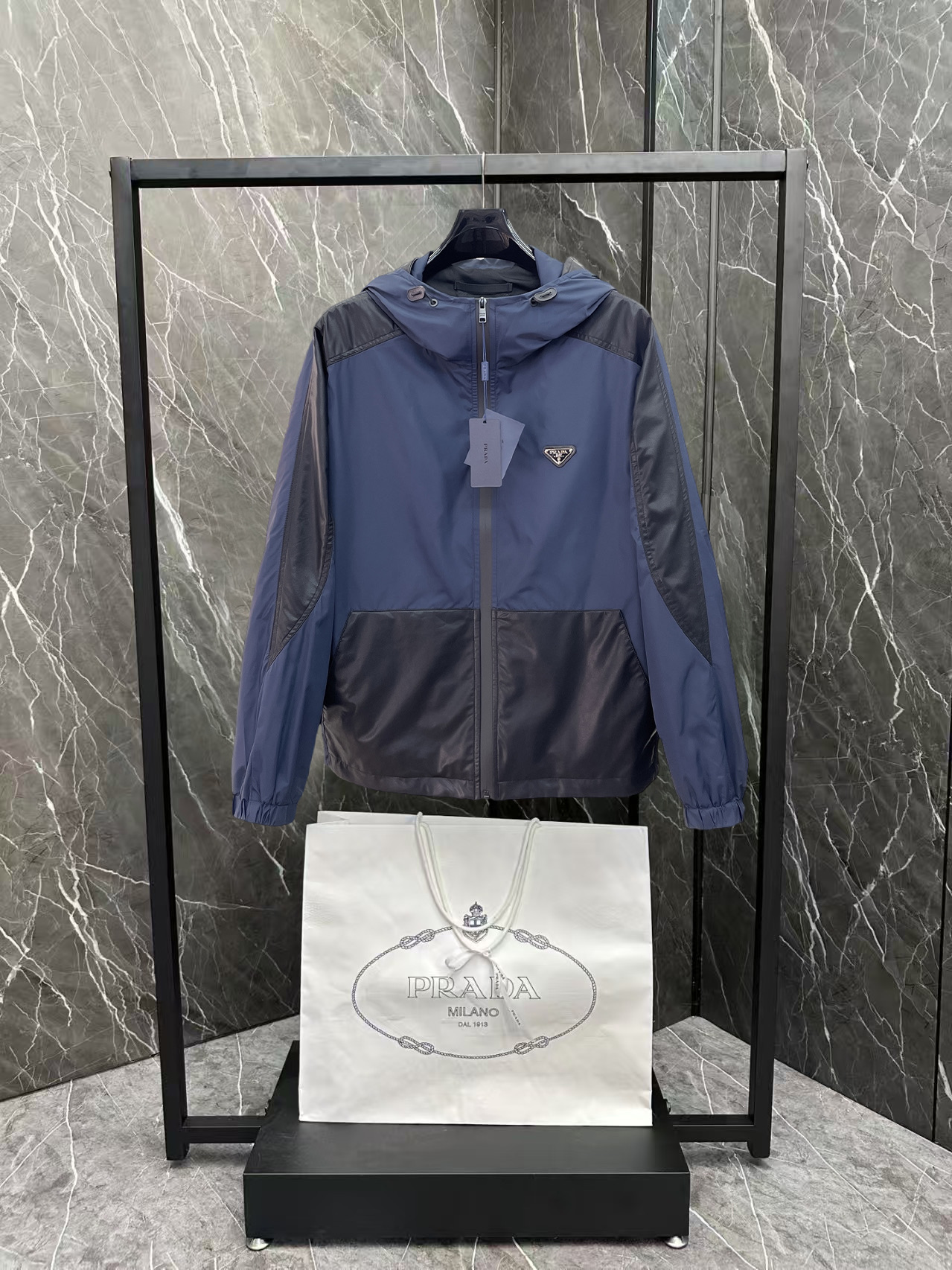 NO:876527,The same style as Prada's official website, complete with three labels, on sale in advance. 2026ss new spring men's jacket, high-end version with complete three labels from the original order. Custom-made fabrics at the counter. Highly breathable and comfortable, impeccable details, brand element design concept, reflecting high quality. Delicate and soft feel. Casual tailoring, excellent upper body size. Size M~3XL, maximum wearing capacity is 195 catties., prada, jackets & coats, jackets & coats,19860909普拉达 官网同款,三标齐全,提前发售 2026ss开春新款男士夹克外套,原单三标齐全高端版本 专柜定制面料 透气舒适度高,细节无可挑剔,品牌元素设计理念,体现高品质.手感细腻柔软 呈现休闲裁剪,上身版型超赞 码数M～3XL,最大穿195斤,,prada,jackets & coats,jackets & coats,,Men's clothing