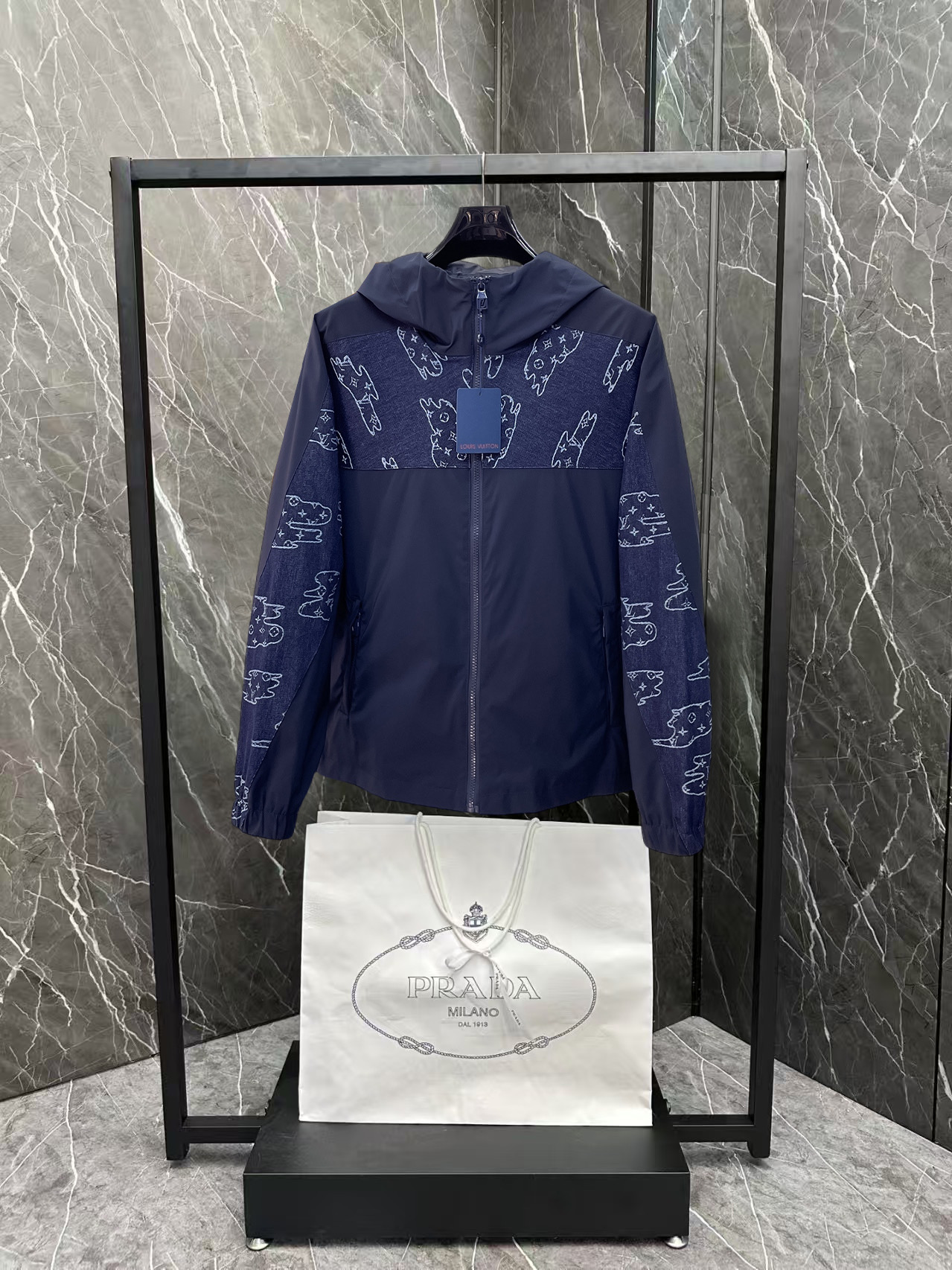 NO:876533,The same style from the LV official website, complete with three labels, sold in advance. 2026ss new spring men's denim jacket, original high-end version with complete three labels. Custom-made fabrics at the counter. Highly breathable and comfortable, impeccable details, brand element design concept, reflecting high quality. Delicate and soft feel. Casual tailoring, excellent upper body shape. Size M～3XL, maximum wearing capacity is 195 catties. Louis vuitton, jackets & coats,jackets & coats,19860909LV官网同款,三标齐全,提前发售 2026ss开春新款男士牛仔夹克外套,原单三标齐全高端版本 专柜定制面料 透气舒适度高,细节无可挑剔,品牌元素设计理念,体现高品质.手感细腻柔软 呈现休闲裁剪,上身版型超赞 码数M～3XL,最大穿195斤,,louis vuitton,jackets & coats,jackets & coats,,Men's clothing