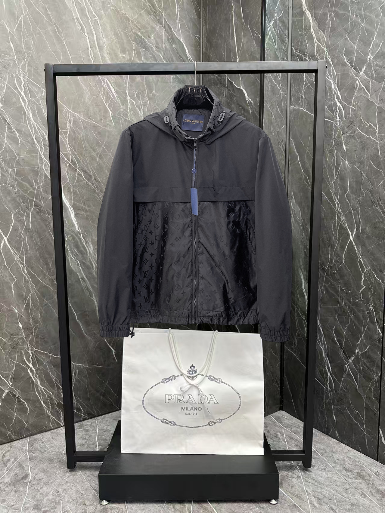 NO:876547,The same style as the LV official website, complete with three labels, sold in advance. 2026ss new spring men's jacket, complete with three labels, high-end version of the original order. Custom-made fabrics at the counter. Highly breathable and comfortable, impeccable details, brand element design concept, reflecting high quality. Delicate and soft feel. Casual tailoring, excellent upper body size. Size M~3XL, maximum wear 195 catties,, Louis Vuitton, jackets & coats,jackets & coats,19860909LV 官网同款,三标齐全,提前发售 2026ss开春新款男士夹克外套,原单三标齐全高端版本 专柜定制面料 透气舒适度高,细节无可挑剔,品牌元素设计理念,体现高品质.手感细腻柔软 呈现休闲裁剪,上身版型超赞 码数M～3XL,最大穿195斤,,louis vuitton,jackets & coats,jackets & coats,,Men's clothing