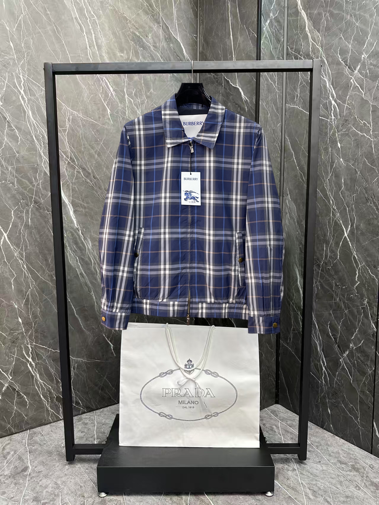 NO:876553,The same style as Burberry's official website, complete with three labels, on sale in advance. 2026ss new spring men's jacket, complete with three labels, high-end version of the original order. Custom-made fabrics at the counter. Highly breathable and comfortable, impeccable details, brand element design concept, reflecting high quality. Delicate and soft feel. Casual tailoring, excellent upper body size. Size M~3XL, maximum wear 195 catties,,burberry,jackets & coats,jackets & coats,19860909巴宝莉 官网同款,三标齐全,提前发售 2026ss开春新款男士夹克外套,原单三标齐全高端版本 专柜定制面料 透气舒适度高,细节无可挑剔,品牌元素设计理念,体现高品质.手感细腻柔软 呈现休闲裁剪,上身版型超赞 码数M～3XL,最大穿195斤,,burberry,jackets & coats,jackets & coats,,Men's clothing