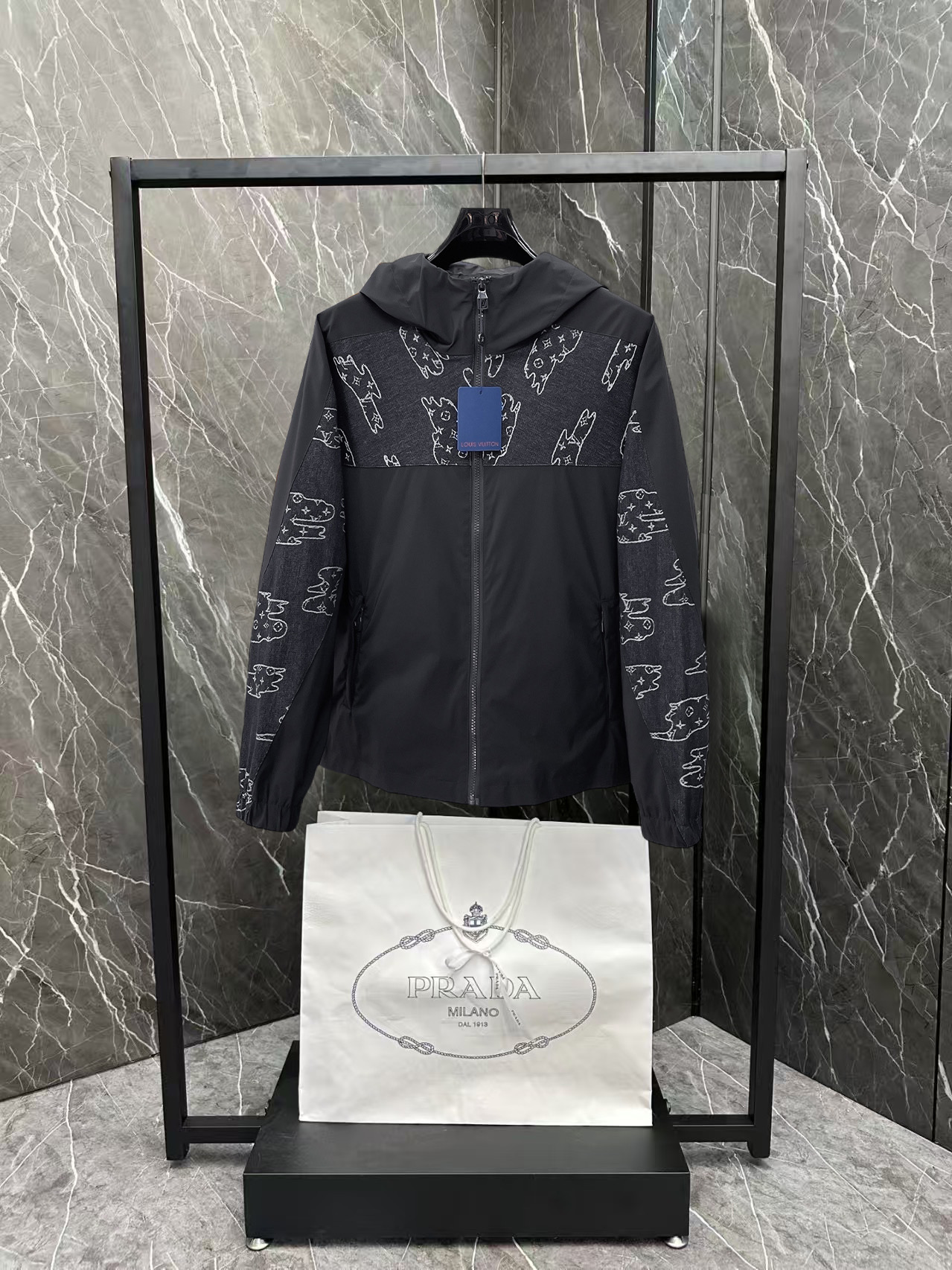 NO:876560,The same style from the LV official website, complete with three labels, sold in advance. 2026ss new spring men's denim jacket, original high-end version with complete three labels. Custom-made fabrics at the counter. Highly breathable and comfortable, impeccable details, brand element design concept, reflecting high quality. Delicate and soft feel. Casual tailoring, excellent upper body shape. Size M～3XL, maximum wearing capacity is 195 catties. Louis vuitton, jackets & coats,jackets & coats,19860909LV官网同款,三标齐全,提前发售 2026ss开春新款男士牛仔夹克外套,原单三标齐全高端版本 专柜定制面料 透气舒适度高,细节无可挑剔,品牌元素设计理念,体现高品质.手感细腻柔软 呈现休闲裁剪,上身版型超赞 码数M～3XL,最大穿195斤,,louis vuitton,jackets & coats,jackets & coats,,Men's clothing