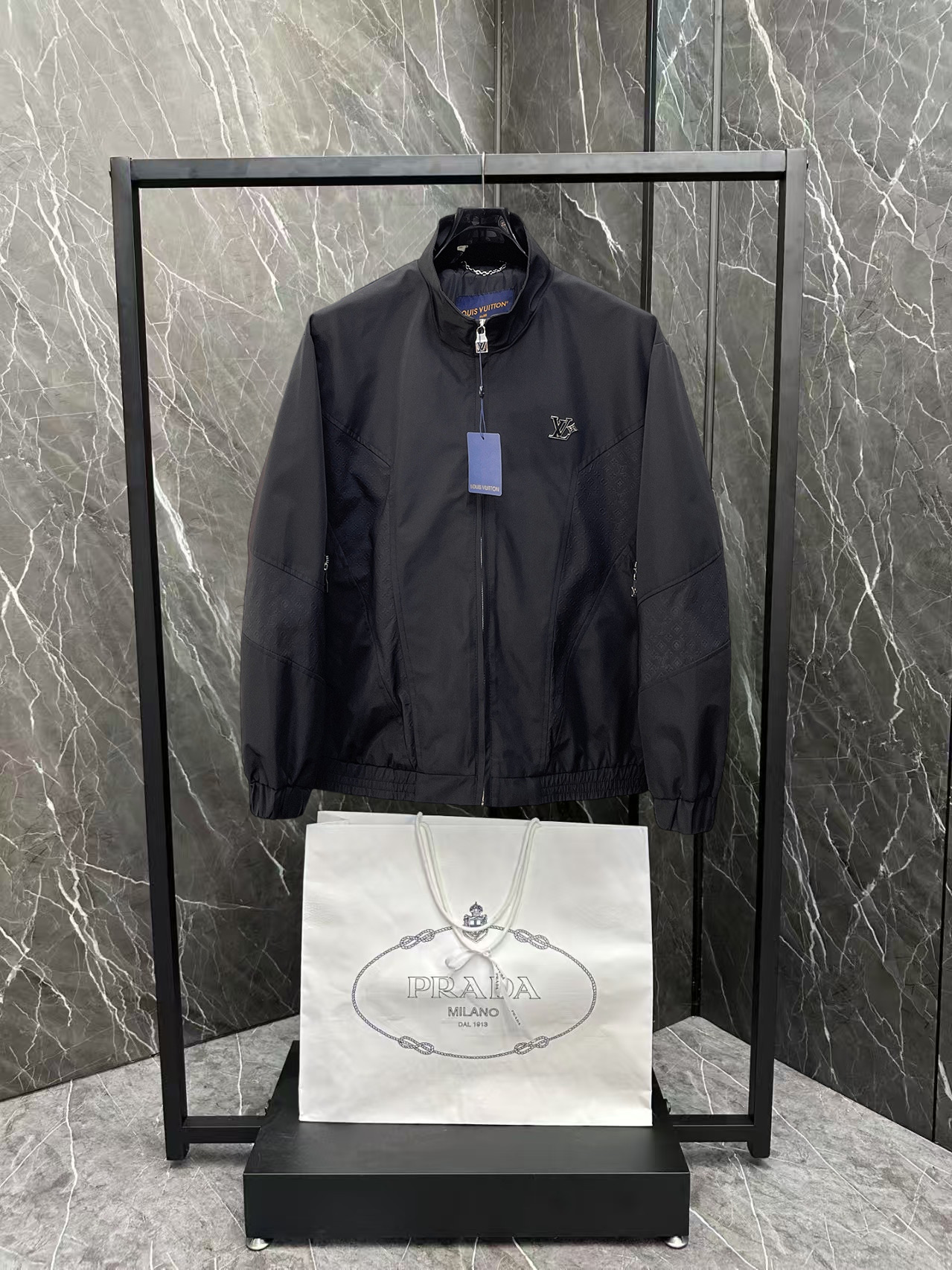 NO:876505,The same style as the LV official website, complete with three labels, sold in advance. 2026ss new spring men's jacket, complete with three labels, high-end version of the original order. Custom-made fabrics at the counter. Highly breathable and comfortable, impeccable details, brand element design concept, reflecting high quality. Delicate and soft feel. Casual tailoring, excellent upper body size. Size M~3XL, maximum wear 195 catties,, Louis Vuitton, jackets & coats,jackets & coats,19860909LV 官网同款,三标齐全,提前发售 2026ss开春新款男士夹克外套,原单三标齐全高端版本 专柜定制面料 透气舒适度高,细节无可挑剔,品牌元素设计理念,体现高品质.手感细腻柔软 呈现休闲裁剪,上身版型超赞 码数M～3XL,最大穿195斤,,louis vuitton,jackets & coats,jackets & coats,,Men's clothing
