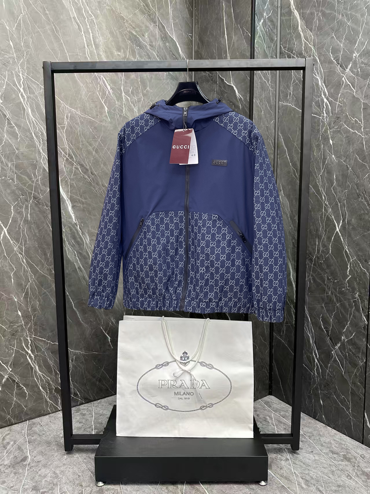 NO:876511,Gucci official website, same style, complete with three labels, on sale in advance. 2026ss new spring men's jacket, complete with three labels, high-end version of the original order. Custom-made fabrics at the counter. Highly breathable and comfortable, impeccable details, brand element design concept, reflecting high quality. Delicate and soft feel. Casual tailoring, excellent upper body size. M～3XL, maximum wear 195 catties,,jackets & coats,jackets & coats,19860909古奇 官网同款,三标齐全,提前发售 2026ss开春新款男士夹克外套,原单三标齐全高端版本 专柜定制面料 透气舒适度高,细节无可挑剔,品牌元素设计理念,体现高品质.手感细腻柔软 呈现休闲裁剪,上身版型超赞 码数M～3XL,最大穿195斤,,jackets & coats,jackets & coats,,Men's clothing