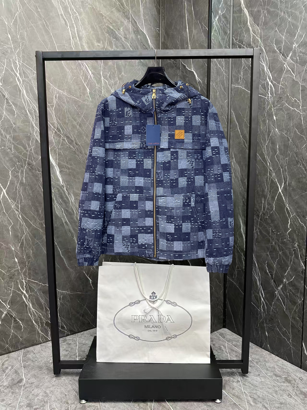 NO:876517,The same style from the LV official website, complete with three labels, sold in advance. 2026ss new spring men's denim jacket, original high-end version with complete three labels. Custom-made fabrics at the counter. Highly breathable and comfortable, impeccable details, brand element design concept, reflecting high quality. Delicate and soft feel. Casual tailoring, excellent upper body shape. Size M～3XL, maximum wearing capacity is 195 catties. Louis vuitton, jackets & coats,jackets & coats,19860909LV官网同款,三标齐全,提前发售 2026ss开春新款男士牛仔夹克外套,原单三标齐全高端版本 专柜定制面料 透气舒适度高,细节无可挑剔,品牌元素设计理念,体现高品质.手感细腻柔软 呈现休闲裁剪,上身版型超赞 码数M～3XL,最大穿195斤,,louis vuitton,jackets & coats,jackets & coats,,Men's clothing