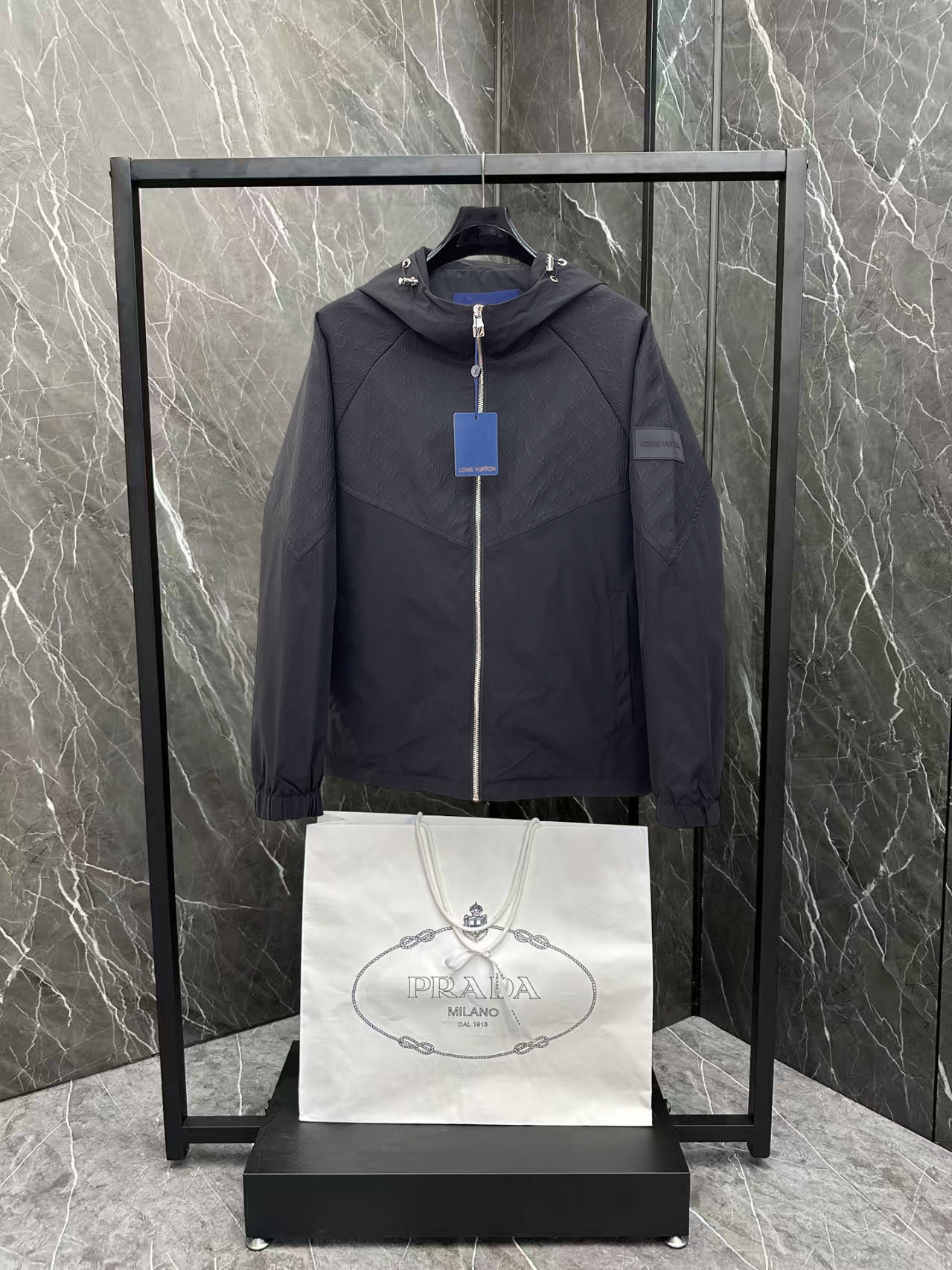 NO:876523,Same style as LV official website, complete with three labels, sold in advance. 2026ss new spring men's jacket, high-end version with complete three labels of the original order. Custom-made fabrics at the counter. Highly breathable and comfortable, impeccable details, brand element design concept, reflecting high quality. Delicate and soft feel. Casual tailoring, excellent upper body size. Size M～3XL, maximum wearing capacity is 195 catties. Louis vuitton, jackets & coats,jackets & coats,19860909LV官网同款,三标齐全,提前发售 2026ss开春新款男士夹克外套,原单三标齐全高端版本 专柜定制面料 透气舒适度高,细节无可挑剔,品牌元素设计理念,体现高品质.手感细腻柔软 呈现休闲裁剪,上身版型超赞 码数M～3XL,最大穿195斤,,louis vuitton,jackets & coats,jackets & coats,,Men's clothing
