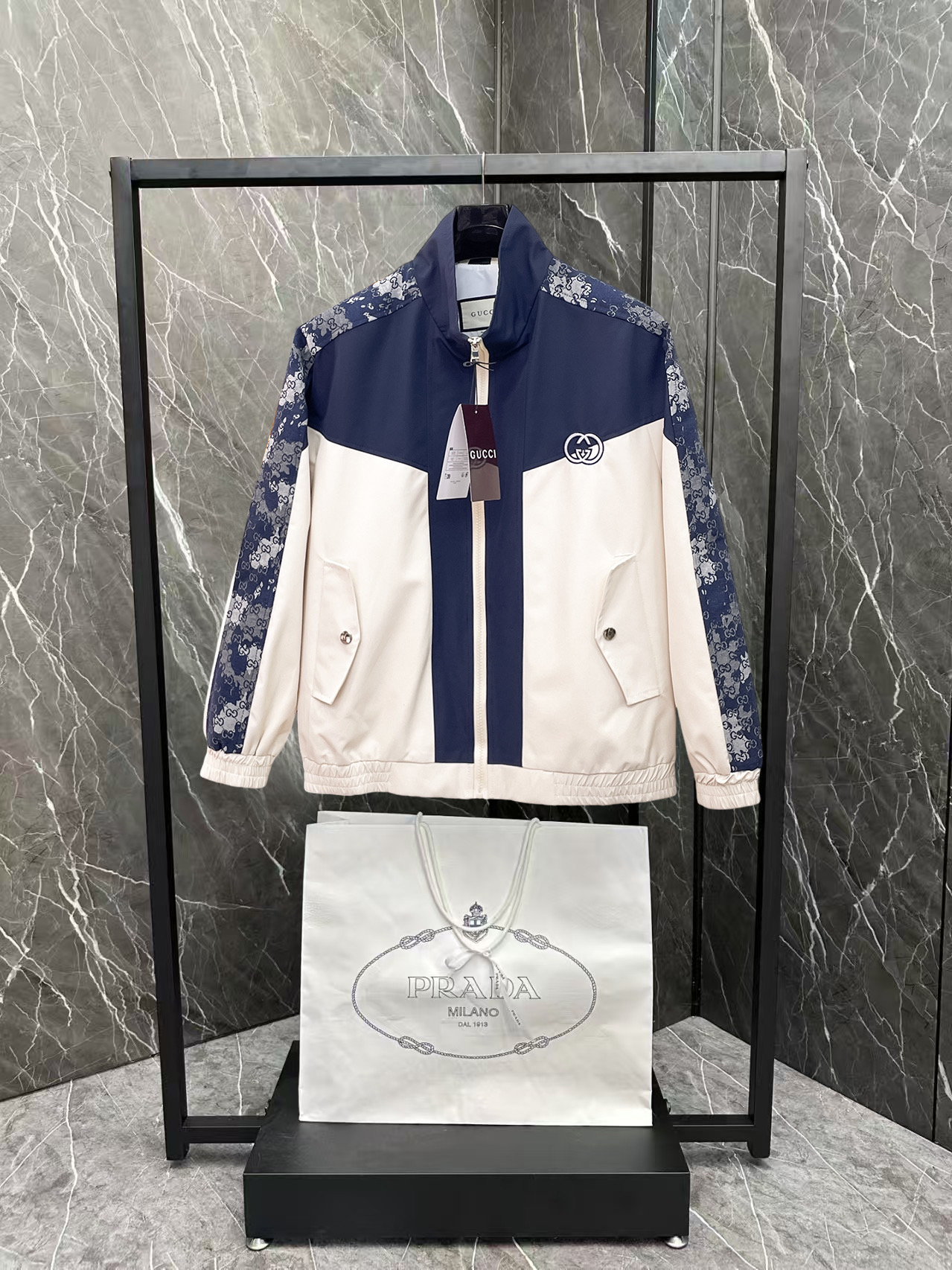 NO:876528,The same style as on Gucci’s official website, complete with three labels, on sale in advance. 2026ss new spring men’s denim jacket, original high-end version with complete three labels. Custom-made fabrics at the counter. Highly breathable and comfortable, impeccable details, brand element design concept, reflecting high quality. Delicate and soft feel. Casual tailoring, excellent upper body shape. Size M～3XL, maximum wear 195 catties,,jackets & coats,jackets & coats,19860909古奇官网同款,三标齐全,提前发售 2026ss开春新款男士牛仔夹克外套,原单三标齐全高端版本 专柜定制面料 透气舒适度高,细节无可挑剔,品牌元素设计理念,体现高品质.手感细腻柔软 呈现休闲裁剪,上身版型超赞 码数M～3XL,最大穿195斤,,jackets & coats,jackets & coats,,Men's clothing