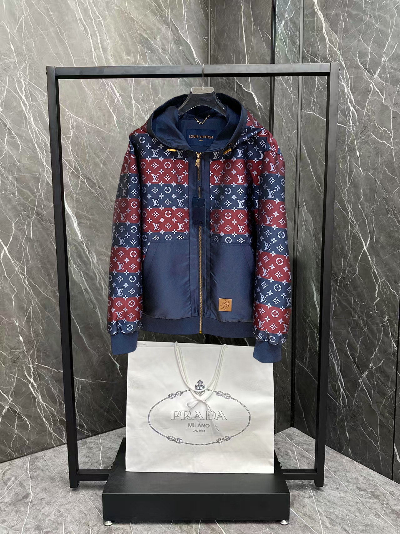 NO:876541,Same style as LV official website, complete with three labels, sold in advance. 2026ss new spring men's jacket, high-end version with complete three labels of the original order. Custom-made fabrics at the counter. Highly breathable and comfortable, impeccable details, brand element design concept, reflecting high quality. Delicate and soft feel. Casual tailoring, excellent upper body size. Size M～3XL, maximum wearing capacity is 195 catties. Louis vuitton, jackets & coats,jackets & coats,19860909LV官网同款,三标齐全,提前发售 2026ss开春新款男士夹克外套,原单三标齐全高端版本 专柜定制面料 透气舒适度高,细节无可挑剔,品牌元素设计理念,体现高品质.手感细腻柔软 呈现休闲裁剪,上身版型超赞 码数M～3XL,最大穿195斤,,louis vuitton,jackets & coats,jackets & coats,,Men's clothing