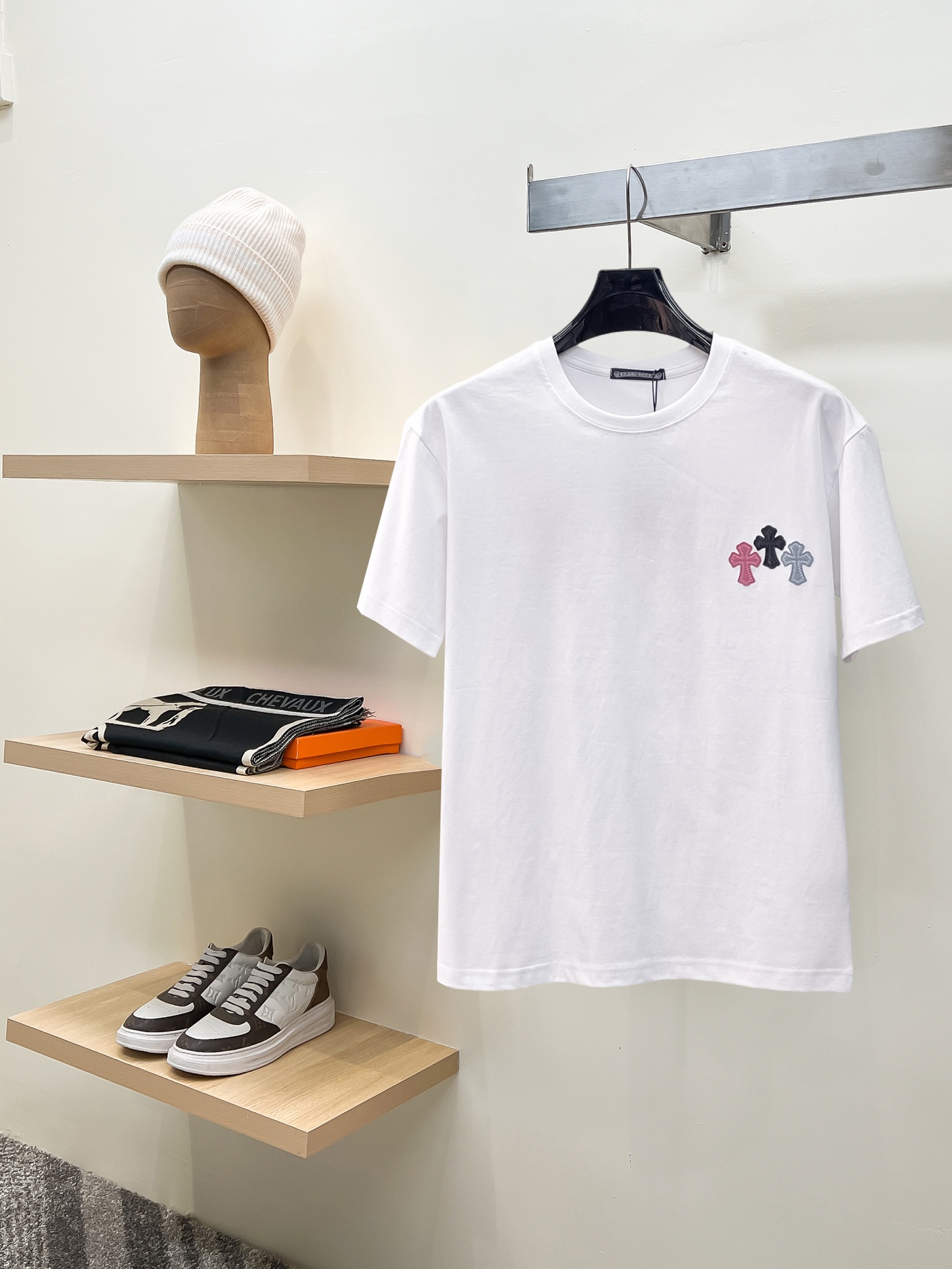 NO:846685,Kroxin's top products 2026 spring and summer new debut counter latest short-sleeved round neck T-shirt, high-end custom design, avant-garde and fashionable!  The brand logo is designed with heavy craftsmanship. High-end customized 260g fabric. Soft to the touch. Comfortable to wear. Exquisite stitching at the counter level. Fine workmanship. The upper body effect is incomparably handsome!  A must-have item for a stylish man!  Size M-XXXL,,chrome hearts,T-shirt,tees,t-shirt,19860909克罗心 顶级货品2026春夏新款首发专柜最新款短袖圆领T恤 高端订制 设计前卫时尚！品牌logo重工艺设计 高端定制260克面料.手感柔软.穿着舒适.专柜级别精致车线.做工精细.上身效果无敌帅气！型男必备单品！码数M-XXXL,,chrome hearts,T-shirt,tees，t-shirt,,Men's clothing