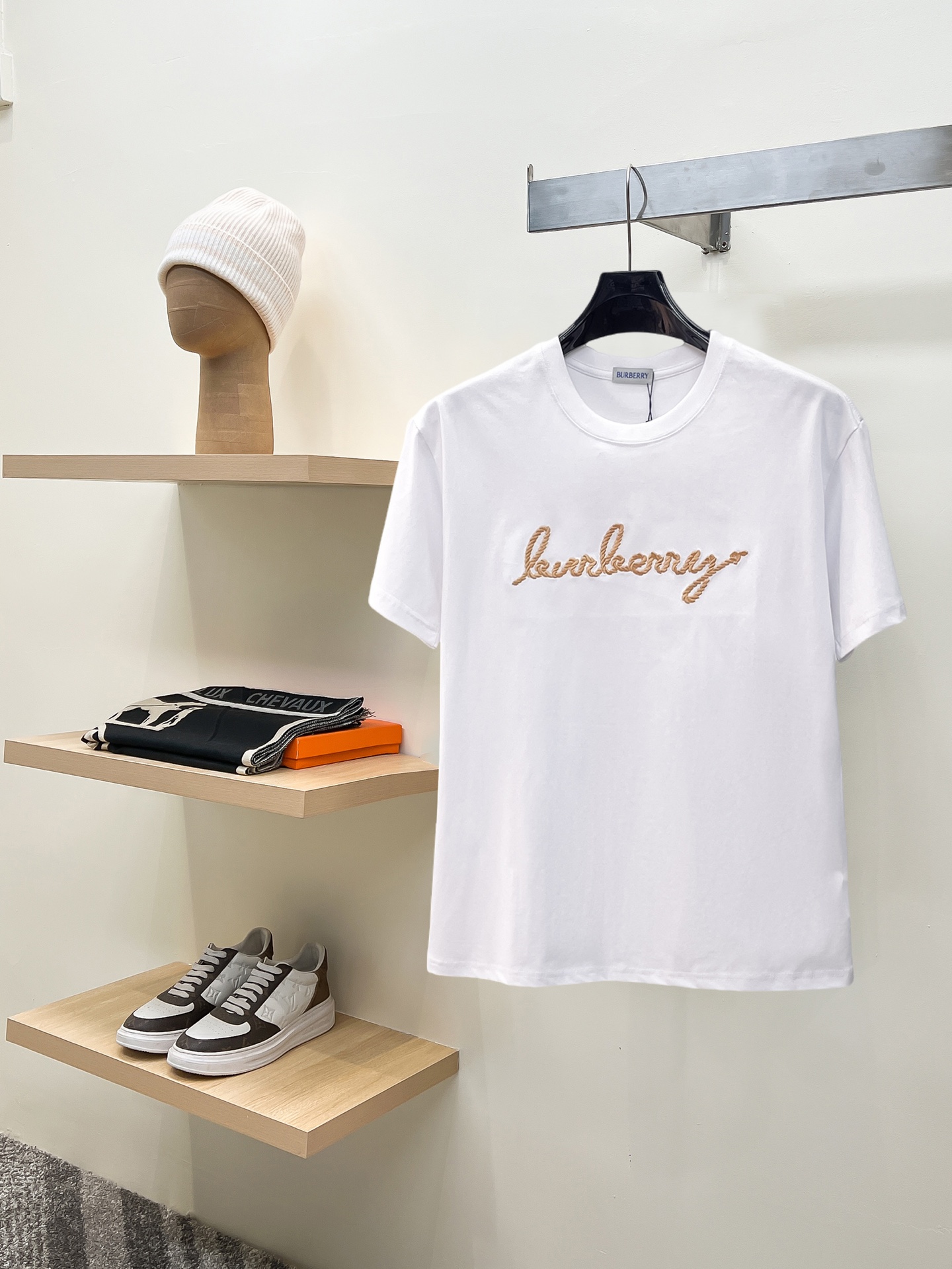 NO:846687,Burberry's top products 2026 spring and summer new debut counter latest short-sleeved round neck T-shirt, high-end custom design, avant-garde and fashionable!  The brand logo is designed with heavy craftsmanship. High-end customized 260g fabric. Soft to the touch. Comfortable to wear. Exquisite stitching at the counter level. Fine workmanship. The upper body effect is incomparably handsome!  A must-have item for a stylish man!  Size M-XXXL,,burberry,T-shirt,tees,t-shirt,19860909巴宝莉 顶级货品2026春夏新款首发专柜最新款短袖圆领T恤 高端订制 设计前卫时尚！品牌logo重工艺设计 高端定制260克面料.手感柔软.穿着舒适.专柜级别精致车线.做工精细.上身效果无敌帅气！型男必备单品！码数M-XXXL,,burberry,T-shirt,tees，t-shirt,,Men's clothing