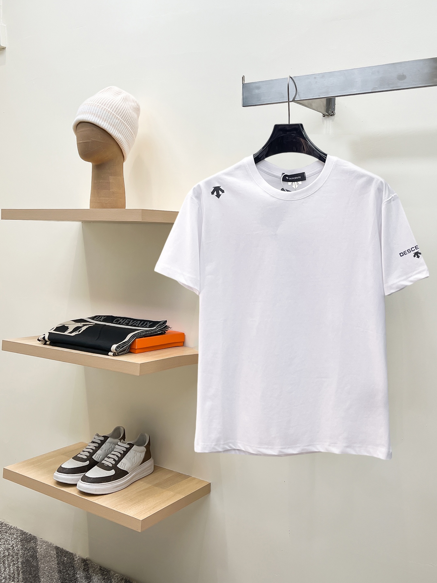 NO:846670,Descente's top products 2026 spring and summer new debut counter latest short-sleeved round neck T-shirt, high-end custom design, avant-garde and fashionable!  The brand logo is designed with heavy craftsmanship. High-end customized 260g fabric. Soft to the touch. Comfortable to wear. Exquisite stitching at the counter level. Fine workmanship. The upper body effect is incomparably handsome!  A must-have item for a stylish man!  Size M-XXXL,,T-shirt,tees,t-shirt,19860909迪桑特 顶级货品2026春夏新款首发专柜最新款短袖圆领T恤 高端订制 设计前卫时尚！品牌logo重工艺设计 高端定制260克面料.手感柔软.穿着舒适.专柜级别精致车线.做工精细.上身效果无敌帅气！型男必备单品！码数M-XXXL,,T-shirt,tees，t-shirt,,Men's clothing