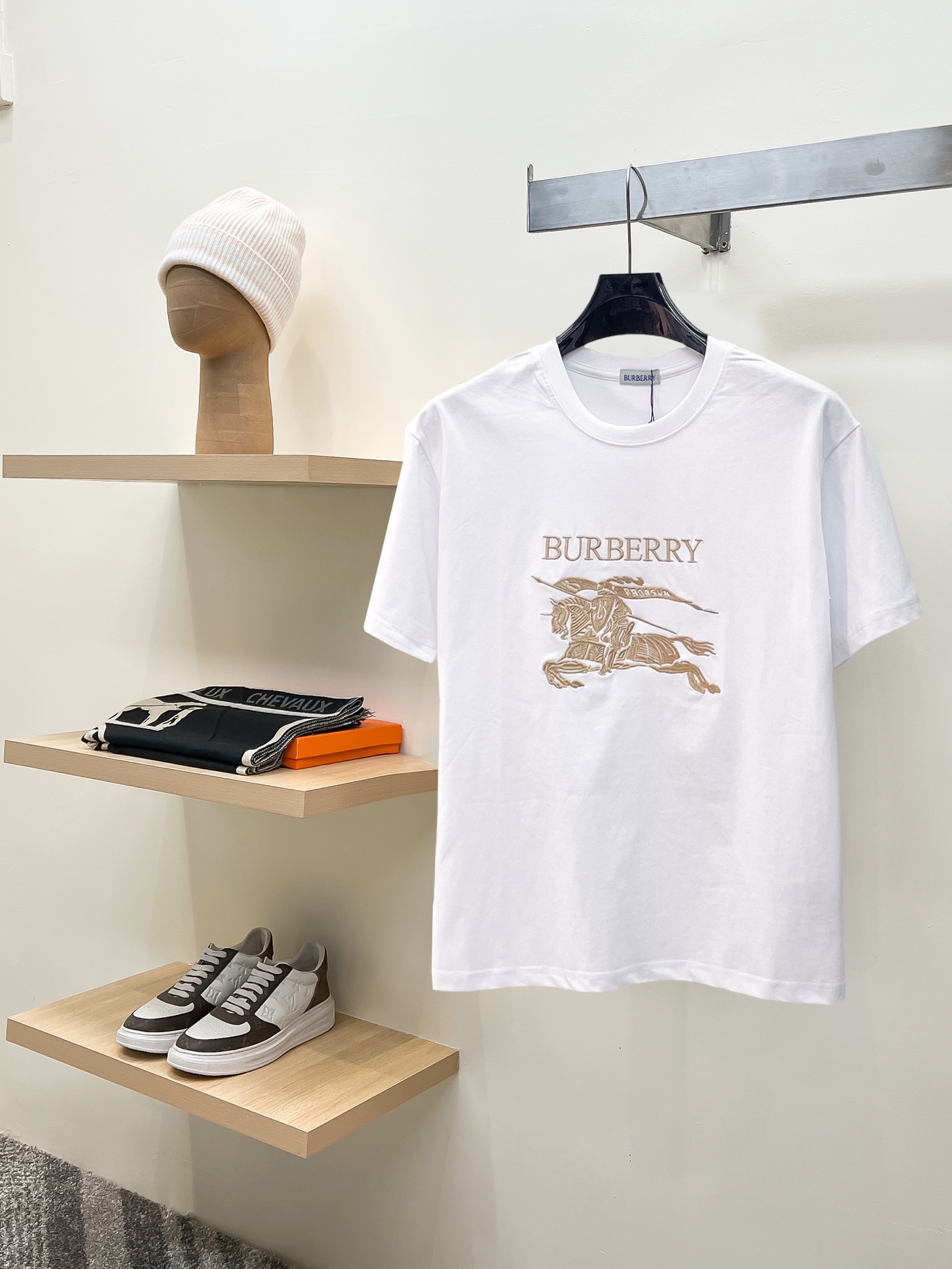 NO:846672,Burberry's top products 2026 spring and summer new debut counter latest short-sleeved round neck T-shirt, high-end custom design, avant-garde and fashionable!  The brand logo is designed with heavy craftsmanship. High-end customized 260g fabric. Soft to the touch. Comfortable to wear. Exquisite stitching at the counter level. Fine workmanship. The upper body effect is incomparably handsome!  A must-have item for a stylish man!  Size M-XXXL,,burberry,T-shirt,tees,t-shirt,19860909巴宝莉 顶级货品2026春夏新款首发专柜最新款短袖圆领T恤 高端订制 设计前卫时尚！品牌logo重工艺设计 高端定制260克面料.手感柔软.穿着舒适.专柜级别精致车线.做工精细.上身效果无敌帅气！型男必备单品！码数M-XXXL,,burberry,T-shirt,tees，t-shirt,,Men's clothing