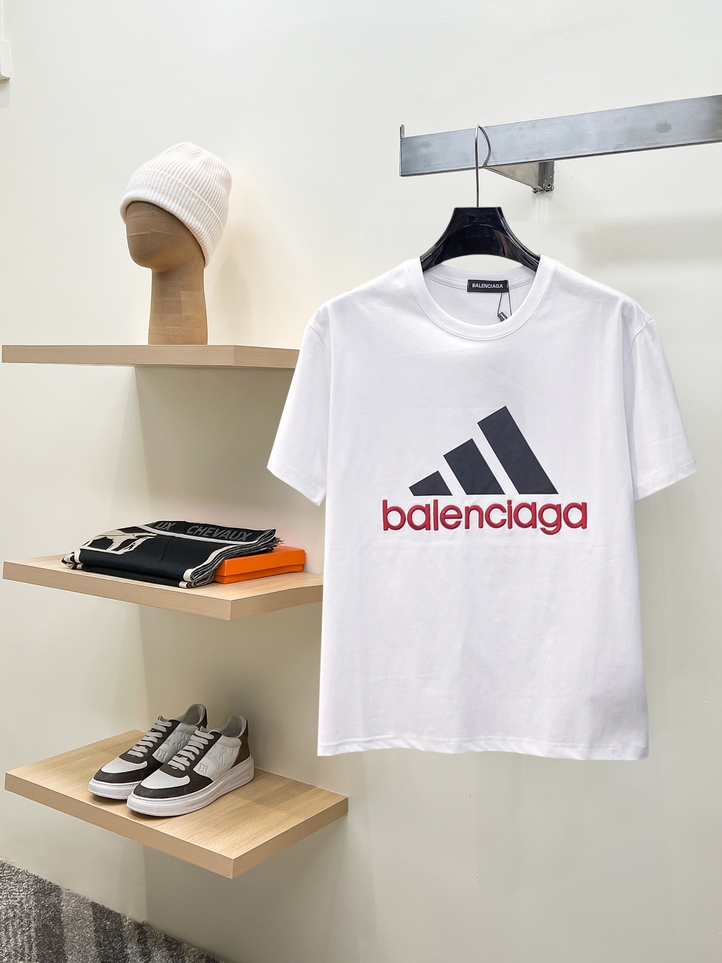 NO:846676,Balenciaga's top products 2026 spring and summer new debut counter latest short-sleeved round neck T-shirt, high-end customization, avant-garde and fashionable design!  The brand logo is designed with heavy craftsmanship. High-end customized 260g fabric. Soft to the touch. Comfortable to wear. Exquisite stitching at the counter level. Fine workmanship. The upper body effect is incomparably handsome!  A must-have item for a stylish man!  Size M-XXXL,,balenciaga,T-shirt,tees,t-shirt,19860909巴黎世家 顶级货品2026春夏新款首发专柜最新款短袖圆领T恤 高端订制 设计前卫时尚！品牌logo重工艺设计 高端定制260克面料.手感柔软.穿着舒适.专柜级别精致车线.做工精细.上身效果无敌帅气！型男必备单品！码数M-XXXL,,balenciaga,T-shirt,tees，t-shirt,,Men's clothing