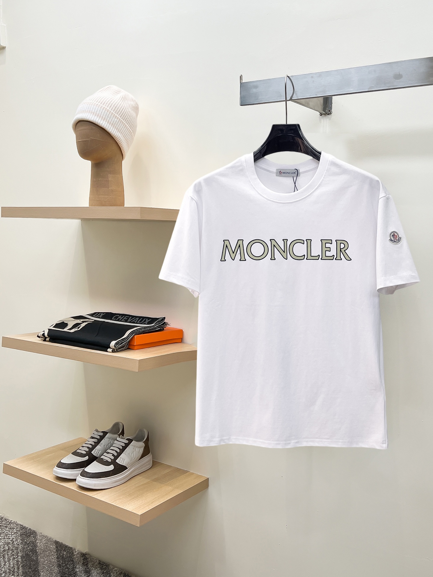 NO:846678,Mengkou's top products 2026 spring and summer new debut counter latest short-sleeved round neck T-shirt, high-end custom design, avant-garde and fashionable!  The brand logo is designed with heavy craftsmanship. High-end customized 260g fabric. Soft to the touch. Comfortable to wear. Exquisite stitching at the counter level. Fine workmanship. The upper body effect is incomparably handsome!  A must-have item for a stylish man!  Size M-XXXL,,Moncler,T-shirt,tees,t-shirt,19860909蒙口 顶级货品2026春夏新款首发专柜最新款短袖圆领T恤 高端订制 设计前卫时尚！品牌logo重工艺设计 高端定制260克面料.手感柔软.穿着舒适.专柜级别精致车线.做工精细.上身效果无敌帅气！型男必备单品！码数M-XXXL,,Moncler,T-shirt,tees，t-shirt,,Men's clothing