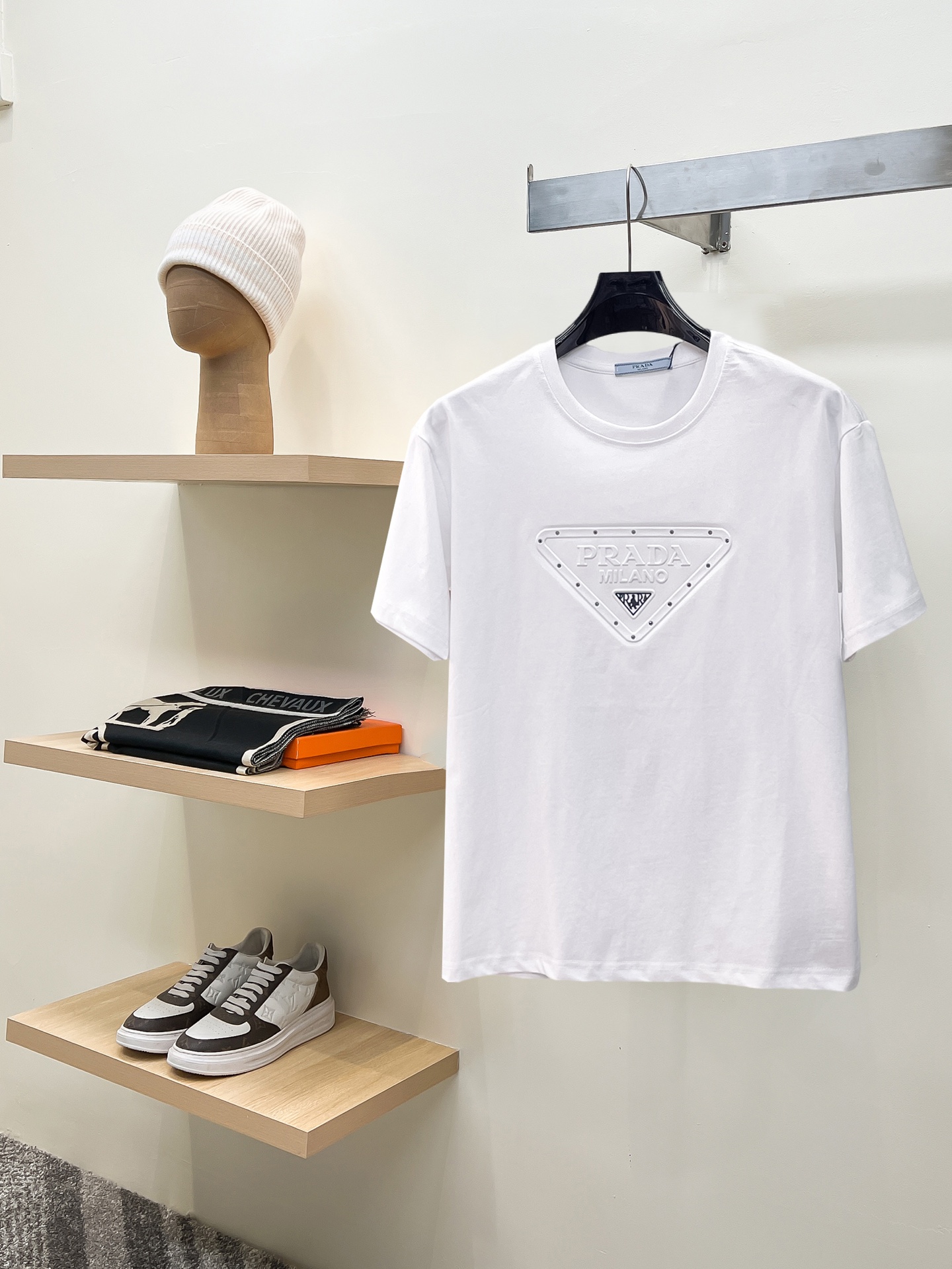 NO:846680,Prada's top products 2026 spring and summer new debut counter latest short-sleeved round neck T-shirt, high-end customization, avant-garde and fashionable design!  The brand logo is designed with heavy craftsmanship. High-end customized 260g fabric. Soft to the touch. Comfortable to wear. Exquisite stitching at the counter level. Fine workmanship. The upper body effect is incomparably handsome!  A must-have item for a stylish man!  Size M-XXXL,,prada,T-shirt,tees,t-shirt,19860909普拉达 顶级货品2026春夏新款首发专柜最新款短袖圆领T恤 高端订制 设计前卫时尚！品牌logo重工艺设计 高端定制260克面料.手感柔软.穿着舒适.专柜级别精致车线.做工精细.上身效果无敌帅气！型男必备单品！码数M-XXXL,,prada,T-shirt,tees，t-shirt,,Men's clothing