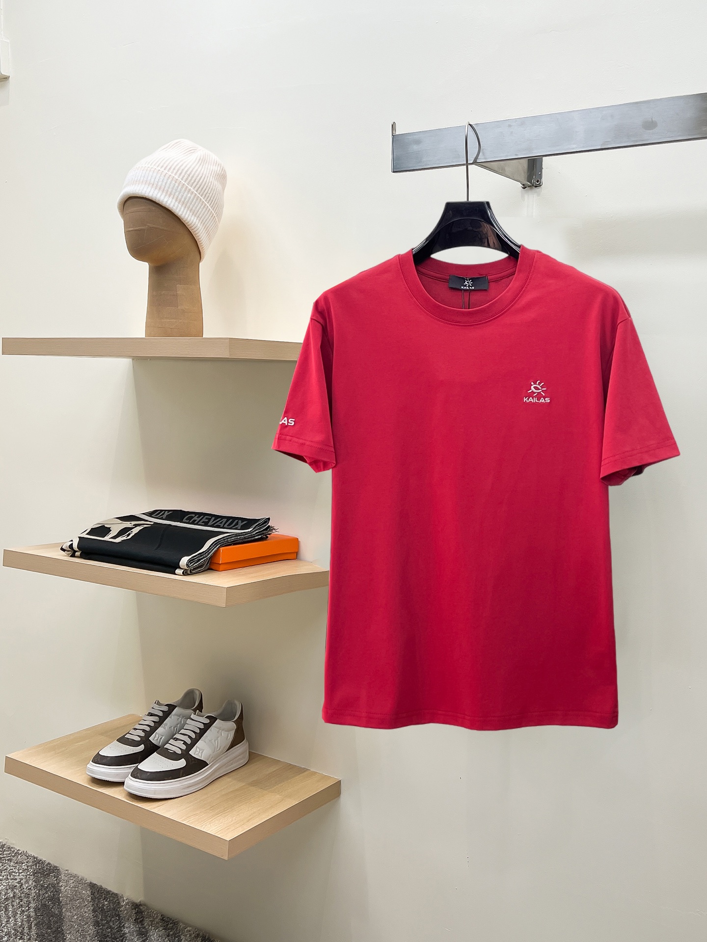 NO:846682,Kailer Stone's top products 2026 spring and summer new debut counter, the latest short-sleeved round neck T-shirt, high-end customization, avant-garde and fashionable design!  The brand logo is designed with heavy craftsmanship. High-end customized 260g fabric. Soft to the touch. Comfortable to wear. Exquisite stitching at the counter level. Fine workmanship. The upper body effect is incomparably handsome!  A must-have item for a stylish man!  Size M-XXXL,,T-shirt,tees,t-shirt,19860909凯乐石 顶级货品2026春夏新款首发专柜最新款短袖圆领T恤 高端订制 设计前卫时尚！品牌logo重工艺设计 高端定制260克面料.手感柔软.穿着舒适.专柜级别精致车线.做工精细.上身效果无敌帅气！型男必备单品！码数M-XXXL,,T-shirt,tees，t-shirt,,Men's clothing