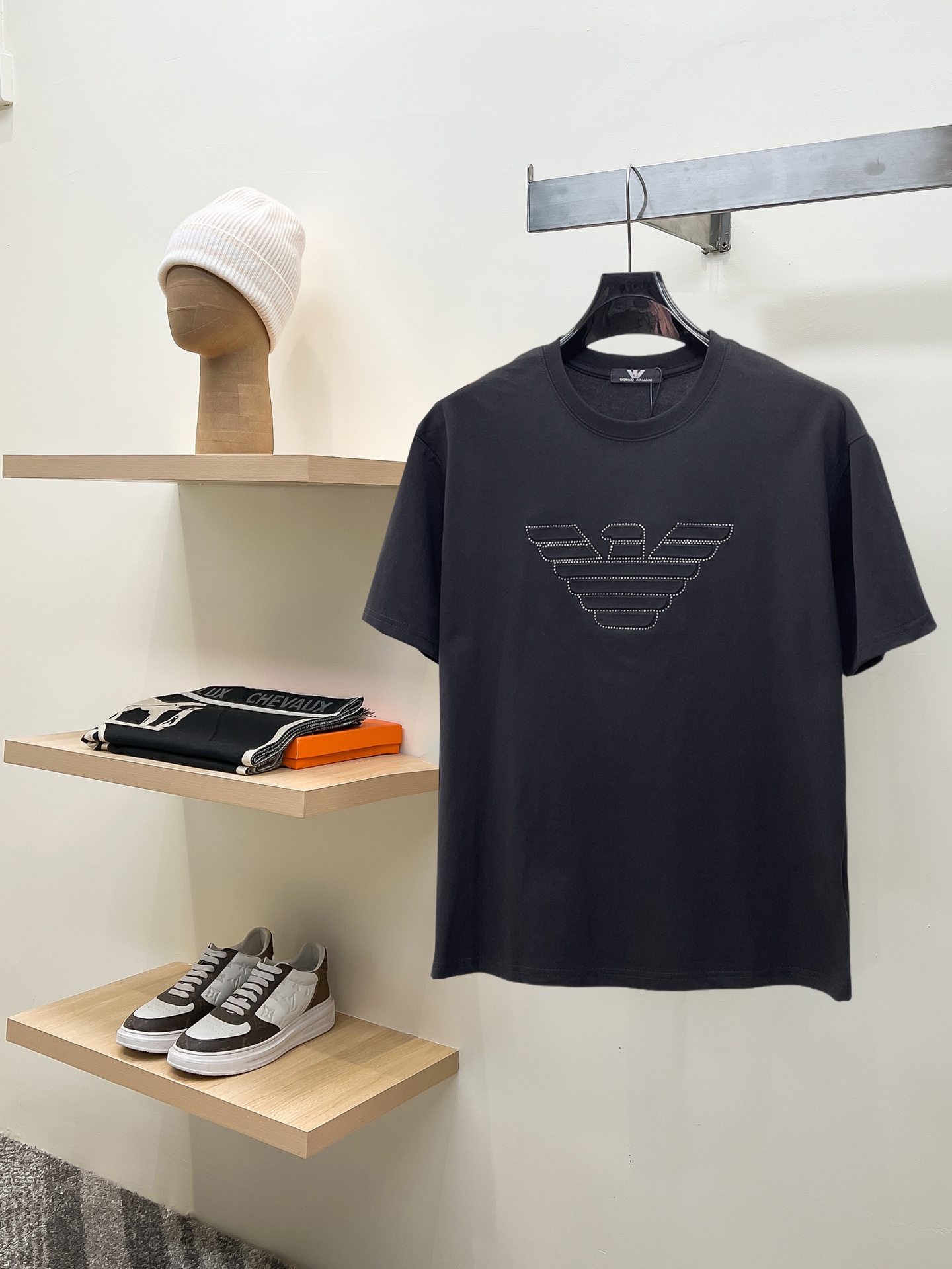 NO:846684,Armani's top product 2026 spring and summer new debut counter latest short-sleeved round neck T-shirt, high-end custom design, avant-garde and fashionable!  The brand logo is designed with heavy craftsmanship. High-end customized 260g fabric. Soft to the touch. Comfortable to wear. Exquisite stitching at the counter level. Fine workmanship. The upper body effect is incomparably handsome!  A must-have item for a stylish man!  Size M-XXXL,,armani,T-shirt,tees,t-shirt,19860909阿玛尼 顶级货品2026春夏新款首发专柜最新款短袖圆领T恤 高端订制 设计前卫时尚！品牌logo重工艺设计 高端定制260克面料.手感柔软.穿着舒适.专柜级别精致车线.做工精细.上身效果无敌帅气！型男必备单品！码数M-XXXL,,armani,T-shirt,tees，t-shirt,,Men's clothing