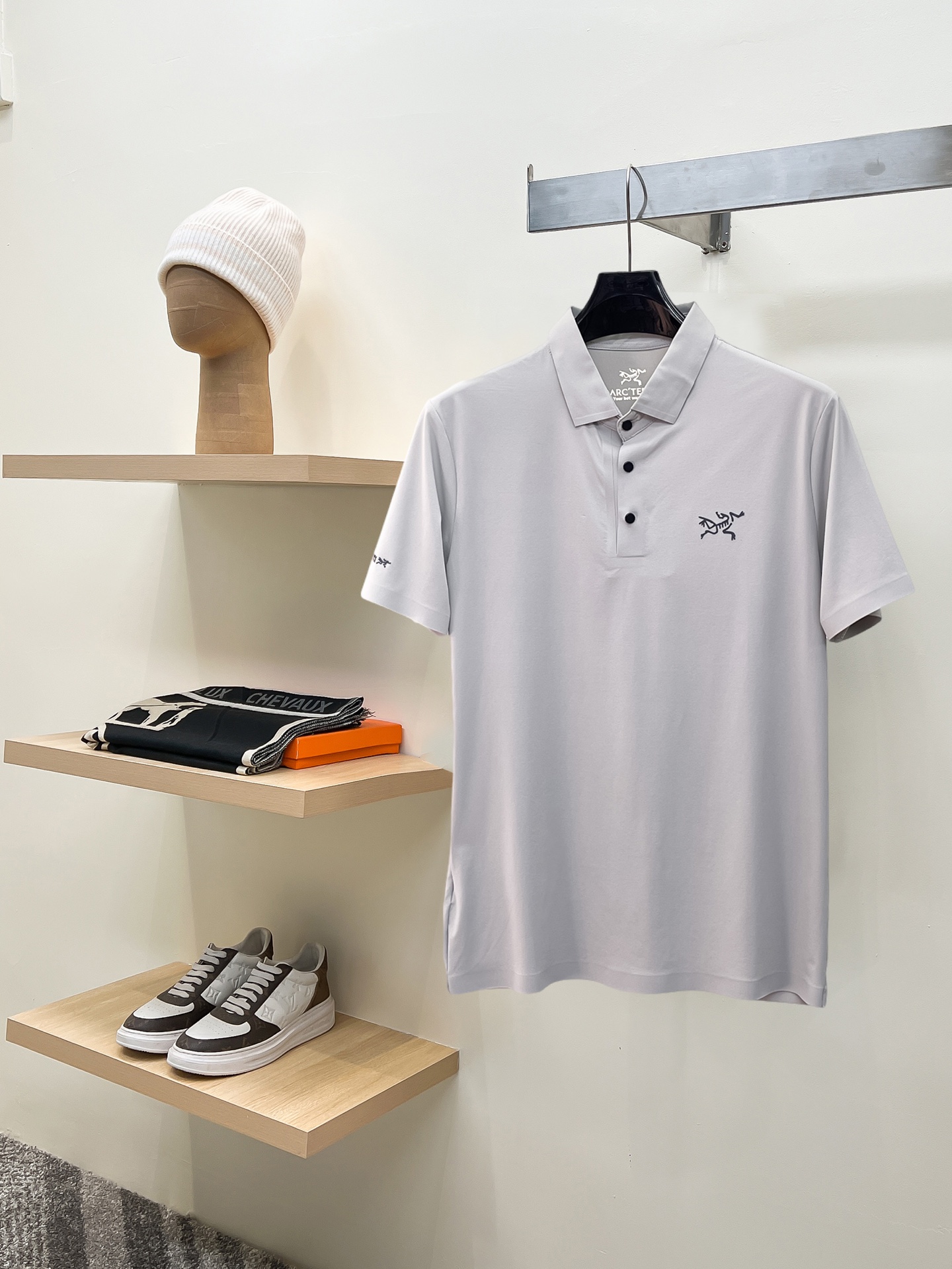 NO:846686,Arc'teryx 2026ss summer new letter logo men's lapel Polo shirt!  Classic business men's style, the ceiling-level business men's style of high-end men's clothing!  Simple and fashionable yet elegant, it looks great when worn alone, and quality control/details control can be taken away with your eyes closed. It is low-key, luxurious and connotative!  The custom-woven mesh pique cotton fabric supplied by the customer is carefully made. The mesh texture is evenly arranged on the surface of the fabric. It has excellent breathability and heat dissipation and perspiration. The upper body comfort is completely better than ordinary single-sided jersey tissue!  The classic brand LOGO on the chest is made with top-notch craftsmanship. The LOGO is three-dimensional, clear and full, and has extraordinary texture. Whether it is worn as an inner layer or worn alone, it is a classic product!  The exquisite tailoring process, every detail is handled very standard and delicately, which cannot be compared with other low-end products on the market. It is a must-have basic and versatile Polo shirt for men!  Various colors, sizes M-3xl, arc'teryx,19860909始祖鸟 2026ss夏季新款字母logo男士翻领Polo衫！经典商务男款,高端男装的天花板级别的商务男款！简约时尚大气不失优雅,单穿内搭体面过人,品质控/细节控的闭眼带走,低调又奢华有内涵！ 客供定织网眼珠地棉布精心制成,面料表面排列均匀整齐的网眼纹理,透气性和散热排汗性极佳,上身舒适程度完全优于普通单面汗布组织！胸前经典的品牌LOGO标识,采用顶级工艺打造,LOGO立体清晰饱满,质感非凡的特质,无论是内搭还是单穿都是一款经典领域的产品！精妙绝伦的裁剪工艺,每一个细节处理的非常标准细腻,非市面一般LOW货可以媲美的,男士必入基础百搭款Polo衫推荐！ 颜色多颜色 尺码M-3xl,arc'teryx,,Men's clothing