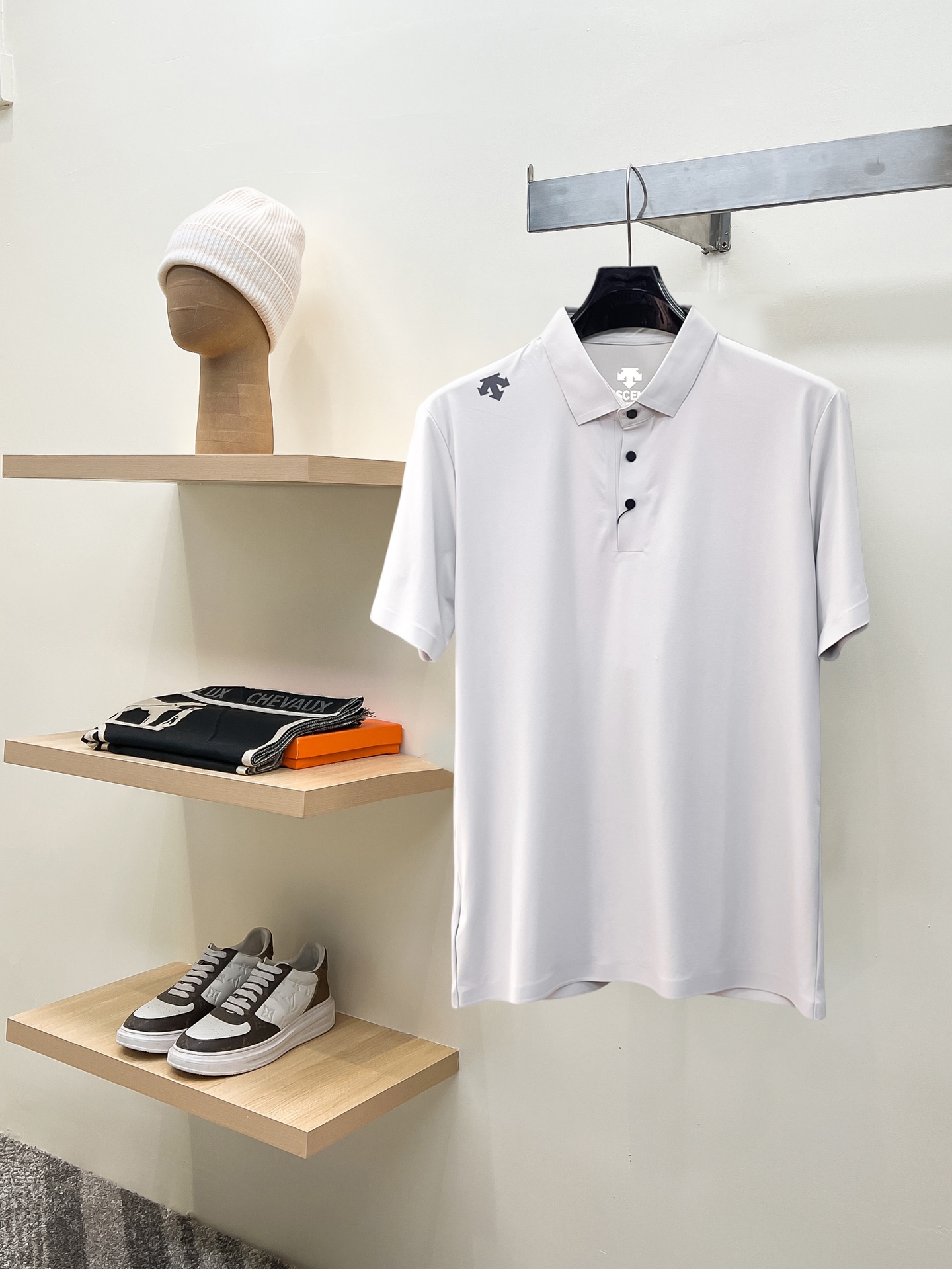 NO:846688,Descente 2026ss summer new letter logo men's lapel polo shirt!  Classic business men's style, the ceiling-level business men's style of high-end men's clothing!  Simple and fashionable yet elegant, it looks great when worn alone, and quality control/details control can be taken away with your eyes closed. It is low-key, luxurious and connotative!  The custom-woven mesh pique cotton fabric supplied by the customer is carefully made. The mesh texture is evenly arranged on the surface of the fabric. It has excellent breathability and heat dissipation and perspiration. The upper body comfort is completely better than ordinary single-sided jersey tissue!  The classic brand LOGO on the chest is made with top-notch craftsmanship. The LOGO is three-dimensional, clear and full, and has extraordinary texture. Whether it is worn as an inner layer or worn alone, it is a classic product!  The exquisite tailoring process, every detail is handled very standard and delicately, which cannot be compared with other low-end products on the market. It is a must-have basic and versatile Polo shirt for men!  Various colors, sizes M-3xl,,19860909迪桑特 2026ss夏季新款字母logo男士翻领Polo衫！经典商务男款,高端男装的天花板级别的商务男款！简约时尚大气不失优雅,单穿内搭体面过人,品质控/细节控的闭眼带走,低调又奢华有内涵！ 客供定织网眼珠地棉布精心制成,面料表面排列均匀整齐的网眼纹理,透气性和散热排汗性极佳,上身舒适程度完全优于普通单面汗布组织！胸前经典的品牌LOGO标识,采用顶级工艺打造,LOGO立体清晰饱满,质感非凡的特质,无论是内搭还是单穿都是一款经典领域的产品！精妙绝伦的裁剪工艺,每一个细节处理的非常标准细腻,非市面一般LOW货可以媲美的,男士必入基础百搭款Polo衫推荐！ 颜色多颜色 尺码M-3xl,,,Men's clothing