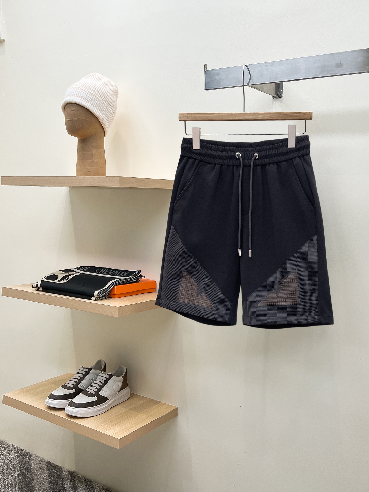 NO:846695,Fendi's three-standard complete 2026 new summer men's casual shorts, advanced custom-made breathable fabrics, extremely breathable, elastic and comfortable, impeccable details, top-grade accessories, original logo design concept, delicate and soft feel!  The upper body fit is awesome!  For sizes M-XXXL, please state your height and weight when placing an order, fendi, shorts,19860909芬迪 三标齐全 2026夏季新款男士休闲短裤,高级定制面料透气面料 透气弹力舒适度极高,细节无可挑剔,顶级辅料配备,原版logo设计理念,手感细腻柔软！上身版型超赞！尺码M-XXXL下单报身高体重,,fendi,shorts,,Men's clothing