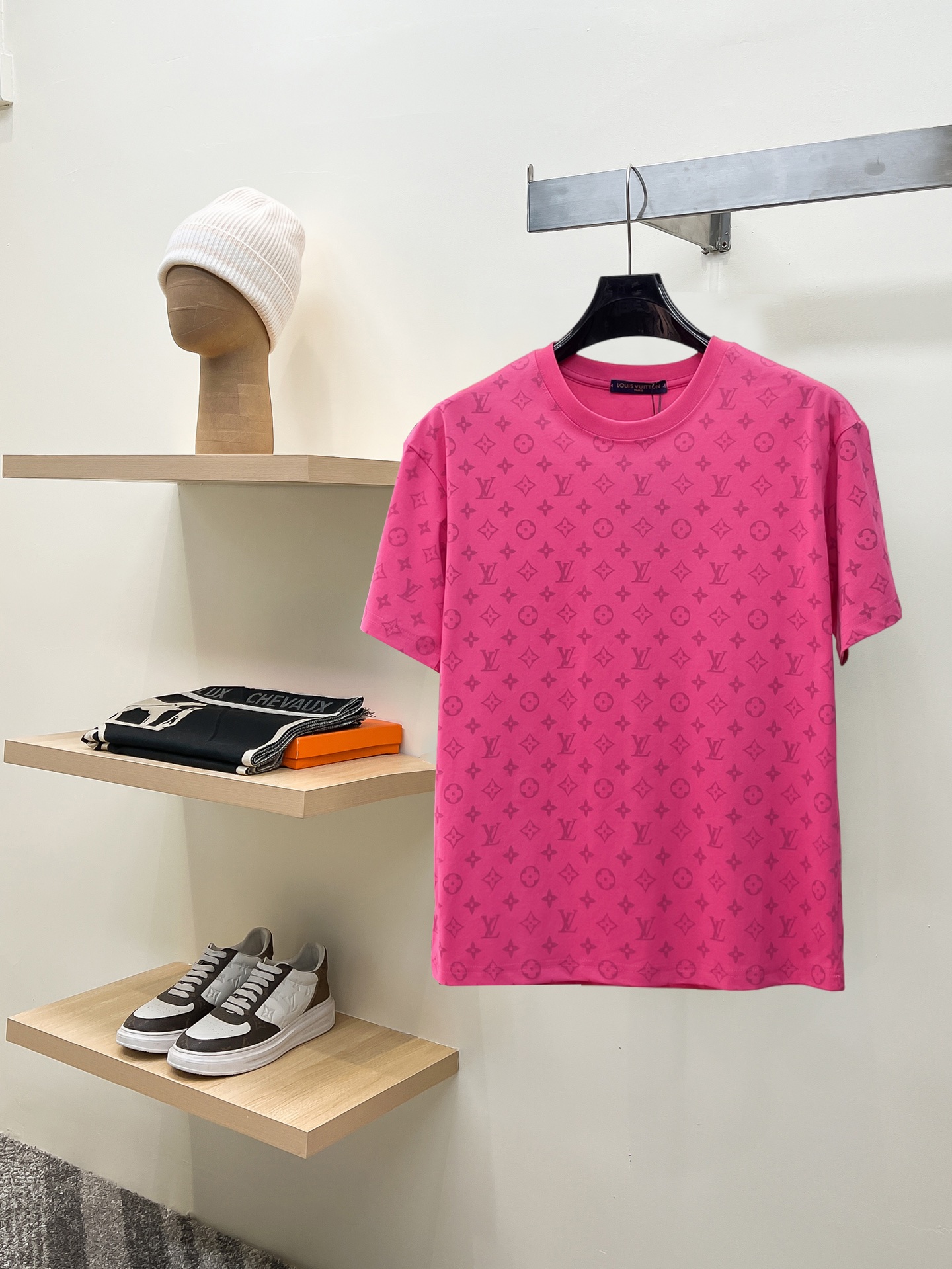 NO:846707,LV top products 2026 spring and summer new debut counter latest short-sleeved round neck T-shirt, high-end customization, avant-garde and fashionable design!  The brand logo is designed with heavy craftsmanship. High-end customized 260g fabric. Soft to the touch. Comfortable to wear. Exquisite stitching at the counter level. Fine workmanship. The upper body effect is incomparably handsome!  A must-have item for a stylish man!  Size M-XXXL,,louis vuitton,T-shirt,tees,t-shirt,19860909LV 顶级货品2026春夏新款首发专柜最新款短袖圆领T恤 高端订制 设计前卫时尚！品牌logo重工艺设计 高端定制260克面料.手感柔软.穿着舒适.专柜级别精致车线.做工精细.上身效果无敌帅气！型男必备单品！码数M-XXXL,,louis vuitton,T-shirt,tees，t-shirt,,Men's clothing