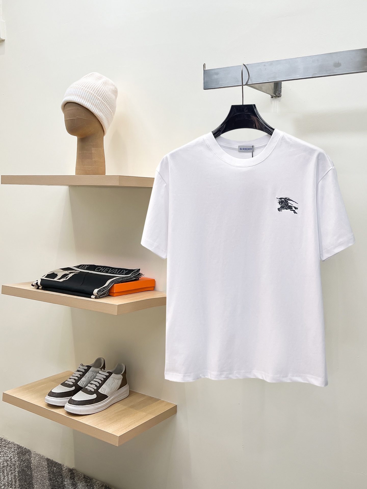 NO:846710,Burberry's top products 2026 spring and summer new debut counter latest short-sleeved round neck T-shirt, high-end custom design, avant-garde and fashionable!  The brand logo is designed with heavy craftsmanship. High-end customized 260g fabric. Soft to the touch. Comfortable to wear. Exquisite stitching at the counter level. Fine workmanship. The upper body effect is incomparably handsome!  A must-have item for a stylish man!  Size M-XXXL,,burberry,T-shirt,tees,t-shirt,19860909巴宝莉 顶级货品2026春夏新款首发专柜最新款短袖圆领T恤 高端订制 设计前卫时尚！品牌logo重工艺设计 高端定制260克面料.手感柔软.穿着舒适.专柜级别精致车线.做工精细.上身效果无敌帅气！型男必备单品！码数M-XXXL,,burberry,T-shirt,tees，t-shirt,,Men's clothing