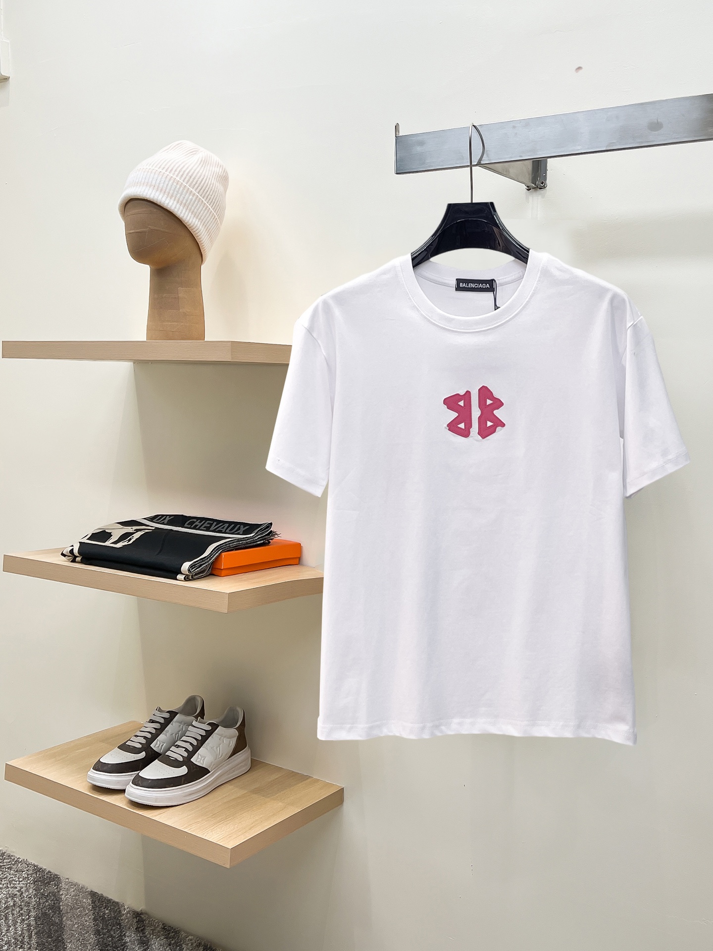NO:846713,Balenciaga's top products 2026 spring and summer new debut counter latest short-sleeved round neck T-shirt, high-end customization, avant-garde and fashionable design!  The brand logo is designed with heavy craftsmanship. High-end customized 260g fabric. Soft to the touch. Comfortable to wear. Exquisite stitching at the counter level. Fine workmanship. The upper body effect is incomparably handsome!  A must-have item for a stylish man!  Size M-XXXL,,balenciaga,T-shirt,tees,t-shirt,19860909巴黎世家 顶级货品2026春夏新款首发专柜最新款短袖圆领T恤 高端订制 设计前卫时尚！品牌logo重工艺设计 高端定制260克面料.手感柔软.穿着舒适.专柜级别精致车线.做工精细.上身效果无敌帅气！型男必备单品！码数M-XXXL,,balenciaga,T-shirt,tees，t-shirt,,Men's clothing