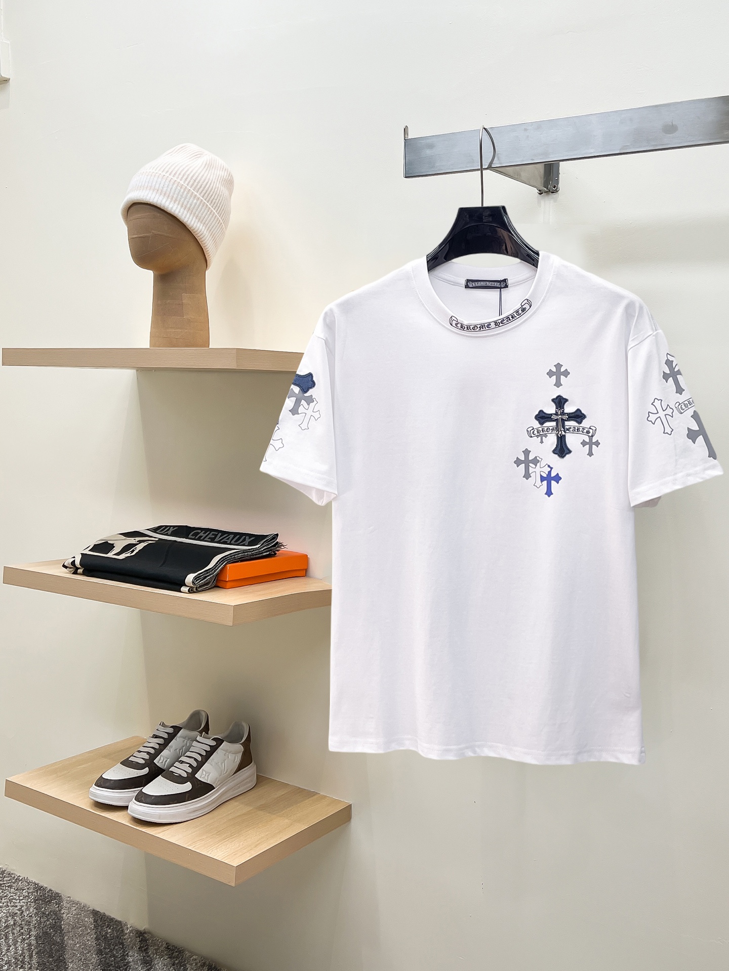 NO:846716,Kroxin's top products 2026 spring and summer new debut counter latest short-sleeved round neck T-shirt, high-end custom design, avant-garde and fashionable!  The brand logo is designed with heavy craftsmanship. High-end customized 260g fabric. Soft to the touch. Comfortable to wear. Exquisite stitching at the counter level. Fine workmanship. The upper body effect is incomparably handsome!  A must-have item for a stylish man!  Size M-XXXL,,chrome hearts,T-shirt,tees,t-shirt,19860909克罗心 顶级货品2026春夏新款首发专柜最新款短袖圆领T恤 高端订制 设计前卫时尚！品牌logo重工艺设计 高端定制260克面料.手感柔软.穿着舒适.专柜级别精致车线.做工精细.上身效果无敌帅气！型男必备单品！码数M-XXXL,,chrome hearts,T-shirt,tees，t-shirt,,Men's clothing