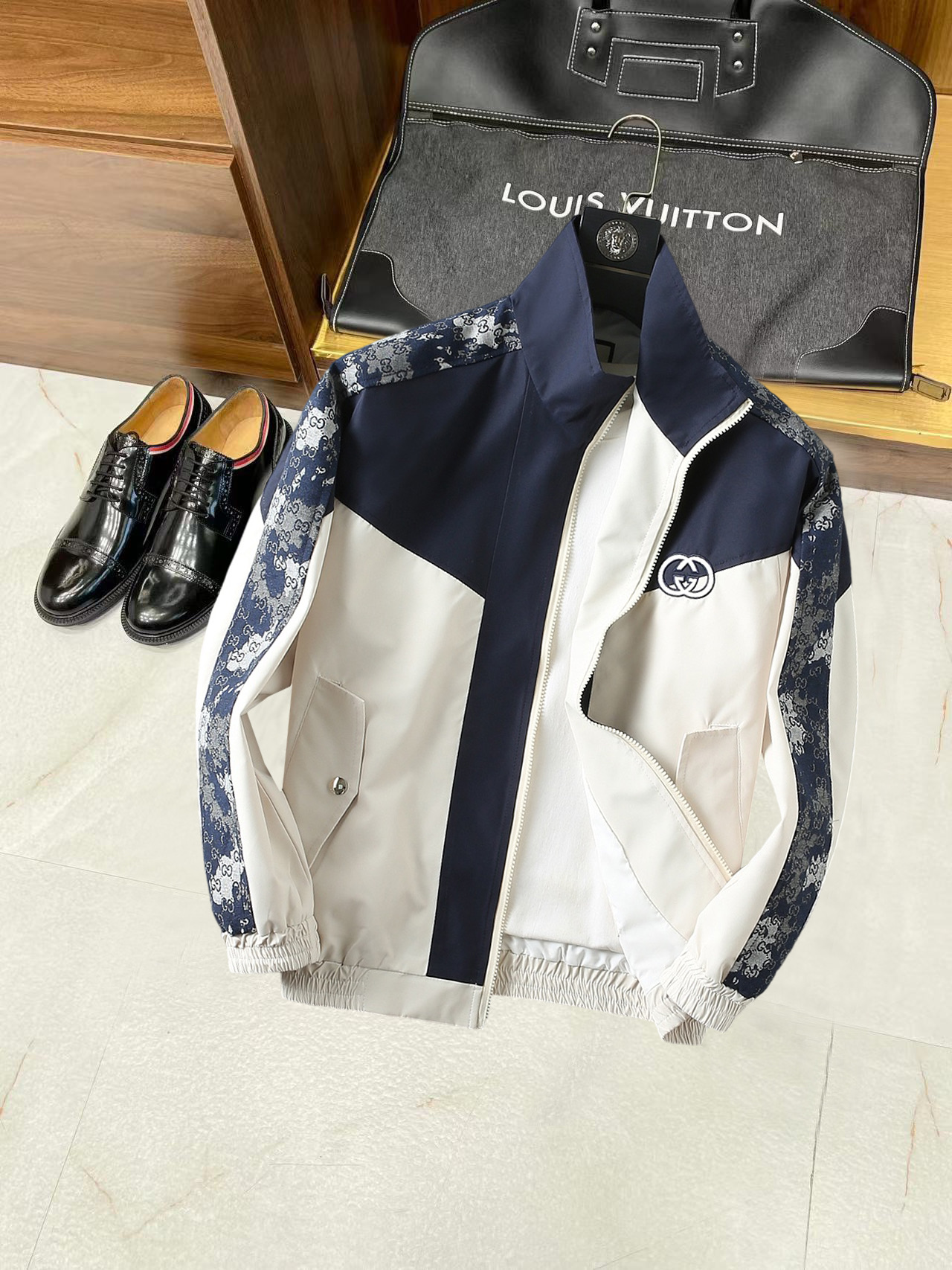 NO:958647,New product Gucci latest design 2026ss home new jacket cowboy jacket, the new product on the show is in perfect condition, comfortable and warm, complete with three labels, full and attractive color, very outstanding design, easily upgrades the sense of fashion, extremely elegant and rigorous workmanship, neat and meticulous wiring!  A masterpiece from a famous designer!  The upper body does not look bloated and is super handsome!  Available size M ~ XXXL,,jackets & coats,jackets & coats,19860909新品 古奇 最新设计款 2026ss 家新款夹克牛子外套,秀场新品品相非常完美,舒适保暖,三标齐全色泽饱满诱人,非常出彩的设计,轻松将时髦感进阶,做工极为考究严谨,走线工整细致！大牌设计师巨作！上身不显臃肿、超级帅气！现货码数M ～ XXXL,,jackets & coats,jackets & coats,,Men's clothing