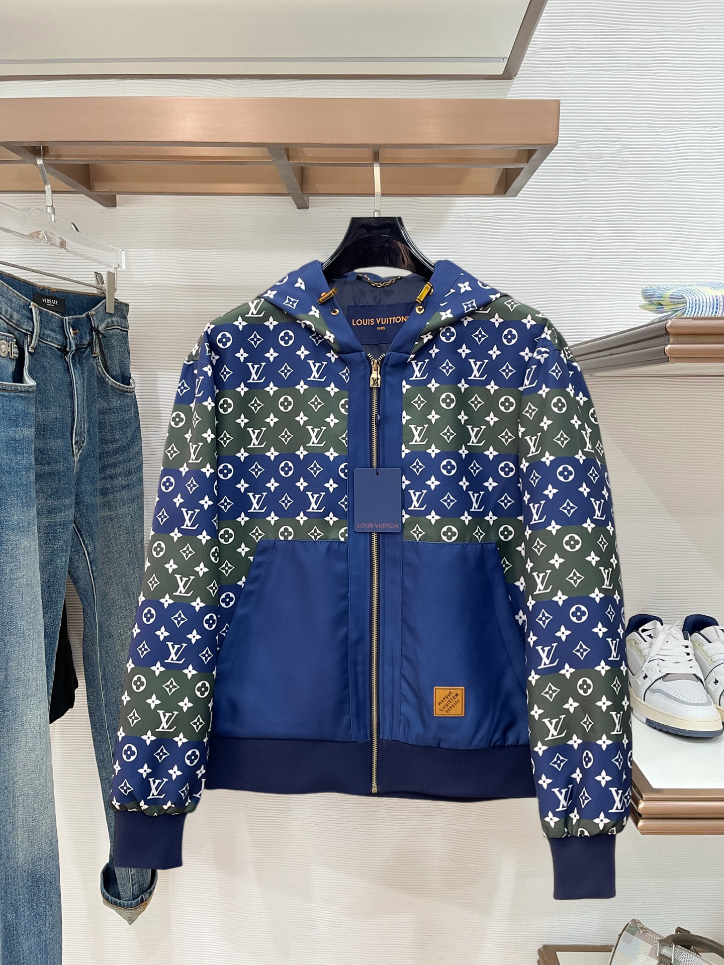 NO:848285,Same style as on LV official website, on sale in advance!  2026ss new spring men's jackets, original high-end version with three standards!  , counter-customized fabrics with high breathability and comfort, impeccable details, brand element design concept, reflecting high quality. It feels delicate and soft!  It presents a casual cut and the upper body shape is awesome!  Size M～3XL, maximum wearing capacity is 195 catties.,,louis vuitton,jackets & coats,jackets & coats,19860909LV 官网同款,提前发售！2026ss开春新款男士夹克外套,原单三标齐全高端版本！,专柜定制面料 透气舒适度高,细节无可挑剔,品牌元素设计理念,体现高品质.手感细腻柔软！呈现休闲裁剪,上身版型超赞！码数M～3XL,最大穿195斤.,,louis vuitton,jackets & coats,jackets & coats,,Men's clothing