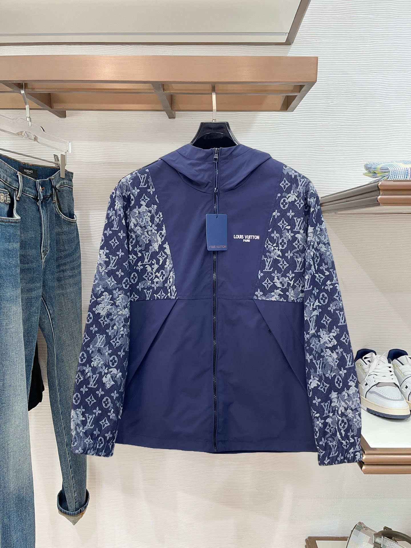 NO:848288,Same style as on LV official website, on sale in advance!  2026ss spring new men's denim jacket, original single three-standard high-end version!  , counter-customized fabrics with high breathability and comfort, impeccable details, brand element design concept, reflecting high quality. It feels delicate and soft!  It presents a casual cut and the upper body shape is awesome!  Size M～3XL, maximum wearing capacity is 195 catties.,,louis vuitton,jackets & coats,jackets & coats,19860909LV 官网同款,提前发售！2026ss开春新款男士牛仔夹克外套,原单三标齐全高端版本！,专柜定制面料 透气舒适度高,细节无可挑剔,品牌元素设计理念,体现高品质.手感细腻柔软！呈现休闲裁剪,上身版型超赞！码数M～3XL,最大穿195斤.,,louis vuitton,jackets & coats,jackets & coats,,Men's clothing