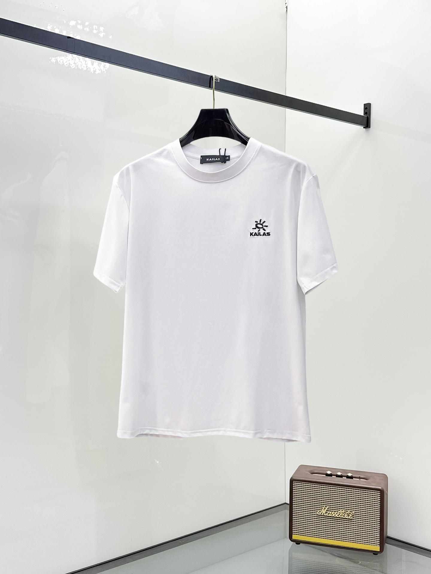NO:906970,Kailer Stone's top products 2026 spring and summer new debut counter, the latest short-sleeved round neck T-shirt, high-end customization, avant-garde and fashionable design!  The brand logo is designed with heavy craftsmanship. High-end customized 250g fabric. Soft to the touch. Comfortable to wear. Exquisite stitching at the counter level. Fine workmanship. The upper body effect is incomparably handsome!  A must-have item for a stylish man!  Size M-XXXL,,T-shirt,tees,t-shirt,19860909凯乐石 顶级货品2026春夏新款首发专柜最新款短袖圆领T恤 高端订制 设计前卫时尚！品牌logo重工艺设计 高端定制250克面料.手感柔软.穿着舒适.专柜级别精致车线.做工精细.上身效果无敌帅气！型男必备单品！码数M-XXXL,,T-shirt,tees，t-shirt,,Men's clothing