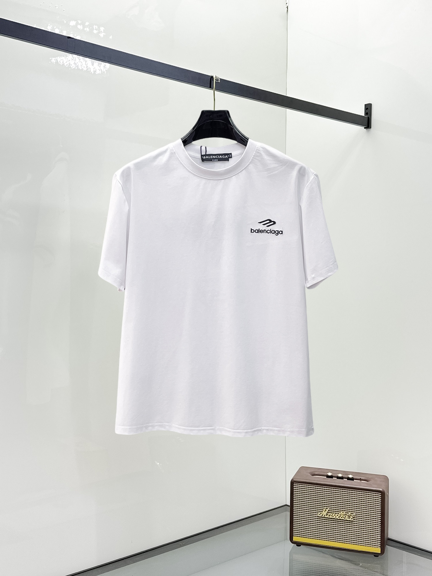 NO:906975,Balenciaga's top products 2026 spring and summer new debut counter latest short-sleeved round neck T-shirt, high-end customization, avant-garde and fashionable design!  The brand logo is designed with heavy craftsmanship. High-end customized 250g fabric. Soft to the touch. Comfortable to wear. Exquisite stitching at the counter level. Fine workmanship. The upper body effect is incomparably handsome!  A must-have item for a stylish man!  Size M-XXXL,,balenciaga,T-shirt,tees,t-shirt,19860909巴黎世家 顶级货品2026春夏新款首发专柜最新款短袖圆领T恤 高端订制 设计前卫时尚！品牌logo重工艺设计 高端定制250克面料.手感柔软.穿着舒适.专柜级别精致车线.做工精细.上身效果无敌帅气！型男必备单品！码数M-XXXL,,balenciaga,T-shirt,tees，t-shirt,,Men's clothing