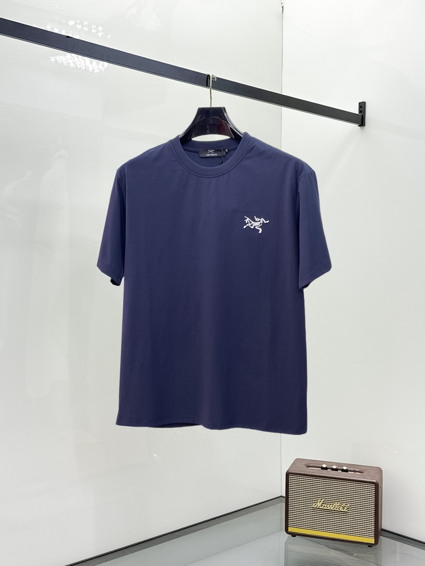 NO:906980,Arc'teryx's top products 2026 spring and summer new debut counter latest short-sleeved round neck T-shirt high-end custom design avant-garde fashion!  The brand logo is designed with heavy craftsmanship. High-end customized 250g fabric. Soft to the touch. Comfortable to wear. Exquisite stitching at the counter level. Fine workmanship. The upper body effect is incomparably handsome!  A must-have item for a stylish man!  Size M-XXXL,arc'teryx,T-shirt,tees,t-shirt,19860909始祖鸟 顶级货品2026春夏新款首发专柜最新款短袖圆领T恤 高端订制 设计前卫时尚！品牌logo重工艺设计 高端定制250克面料.手感柔软.穿着舒适.专柜级别精致车线.做工精细.上身效果无敌帅气！型男必备单品！码数M-XXXL,arc'teryx,T-shirt,tees，t-shirt,,Men's clothing