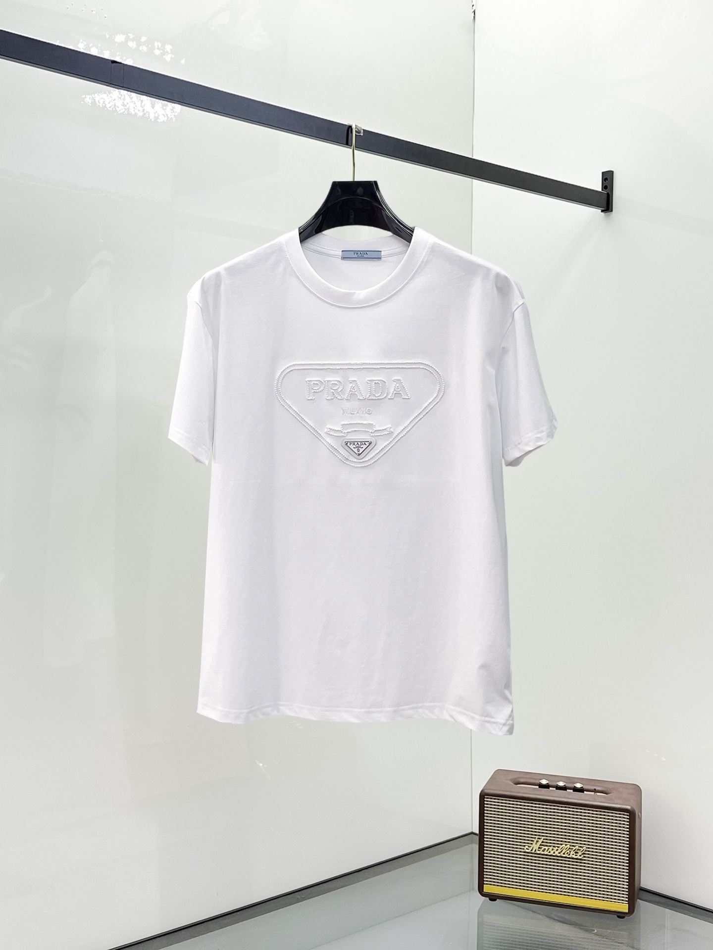 NO:906983,Prada's top products 2026 spring and summer new debut counter latest short-sleeved round neck T-shirt high-end custom design avant-garde fashion!  The brand logo is designed with heavy craftsmanship. High-end customized 250g fabric. Soft to the touch. Comfortable to wear. Exquisite stitching at the counter level. Fine workmanship. The upper body effect is incomparably handsome!  A must-have item for a stylish man!  Size M-XXXL,,prada,T-shirt,tees,t-shirt,19860909普拉达顶级货品2026春夏新款首发专柜最新款短袖圆领T恤 高端订制 设计前卫时尚！品牌logo重工艺设计 高端定制250克面料.手感柔软.穿着舒适.专柜级别精致车线.做工精细.上身效果无敌帅气！型男必备单品！码数M-XXXL,,prada,T-shirt,tees，t-shirt,,Men's clothing