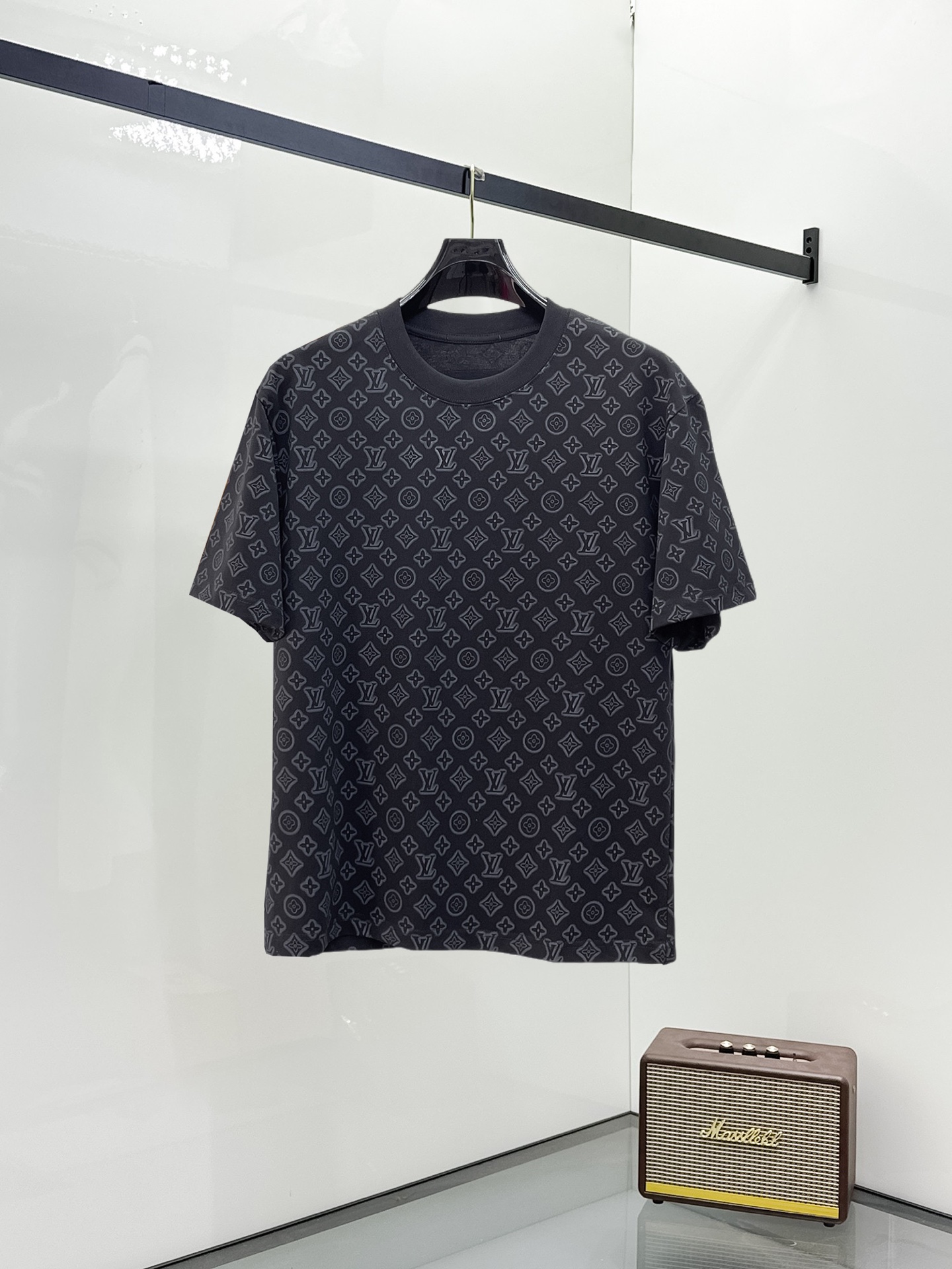 NO:906989,LV top products 2026 spring and summer new debut counter latest short-sleeved round neck T-shirt, high-end customization, avant-garde and fashionable design!  The brand logo is designed with heavy craftsmanship. High-end customized 250g fabric. Soft to the touch. Comfortable to wear. Exquisite stitching at the counter level. Fine workmanship. The upper body effect is incomparably handsome!  A must-have item for a stylish man!  Size M-XXXL,,louis vuitton,T-shirt,tees,t-shirt,19860909LV 顶级货品2026春夏新款首发专柜最新款短袖圆领T恤 高端订制 设计前卫时尚！品牌logo重工艺设计 高端定制250克面料.手感柔软.穿着舒适.专柜级别精致车线.做工精细.上身效果无敌帅气！型男必备单品！码数M-XXXL,,louis vuitton,T-shirt,tees，t-shirt,,Men's clothing