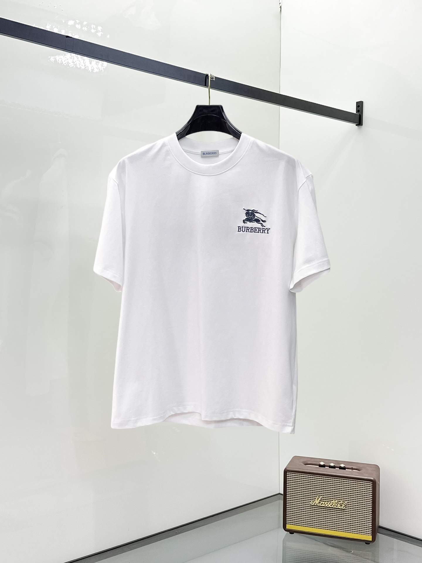 NO:906986,Burberry's top products 2026 spring and summer new debut counter latest short-sleeved round neck T-shirt, high-end custom design, avant-garde and fashionable!  The brand logo is designed with heavy craftsmanship. High-end customized 250g fabric. Soft to the touch. Comfortable to wear. Exquisite stitching at the counter level. Fine workmanship. The upper body effect is incomparably handsome!  A must-have item for a stylish man!  Size M-XXXL,,burberry,T-shirt,tees,t-shirt,19860909巴宝莉 顶级货品2026春夏新款首发专柜最新款短袖圆领T恤 高端订制 设计前卫时尚！品牌logo重工艺设计 高端定制250克面料.手感柔软.穿着舒适.专柜级别精致车线.做工精细.上身效果无敌帅气！型男必备单品！码数M-XXXL,,burberry,T-shirt,tees，t-shirt,,Men's clothing