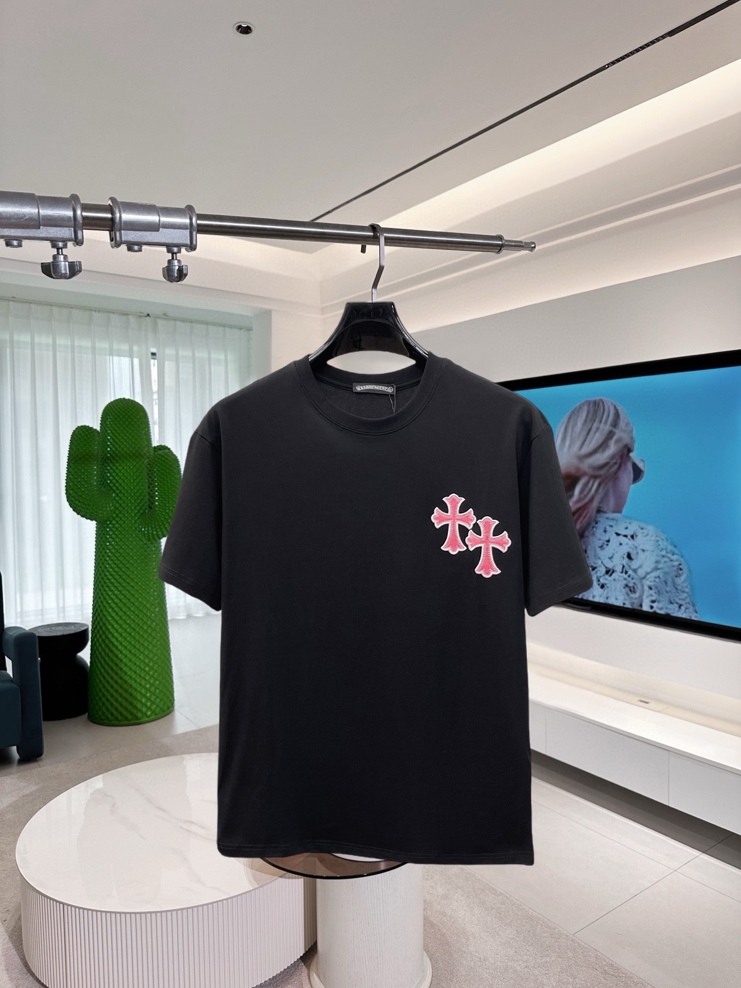 NO:910363,Kroxin's top products 2026 spring and summer new debut counter latest short-sleeved round neck T-shirt, high-end custom design, avant-garde and fashionable!  The brand logo is designed with heavy craftsmanship. High-end customized 260g fabric. Soft to the touch. Comfortable to wear. Exquisite stitching at the counter level. Fine workmanship. The upper body effect is incomparably handsome!  A must-have item for a stylish man!  Size M-XXXL,,chrome hearts,T-shirt,tees,t-shirt,19860909克罗心 顶级货品2026春夏新款首发专柜最新款短袖圆领T恤 高端订制 设计前卫时尚！品牌logo重工艺设计 高端定制260克面料.手感柔软.穿着舒适.专柜级别精致车线.做工精细.上身效果无敌帅气！型男必备单品！码数M-XXXL,,chrome hearts,T-shirt,tees，t-shirt,,Men's clothing