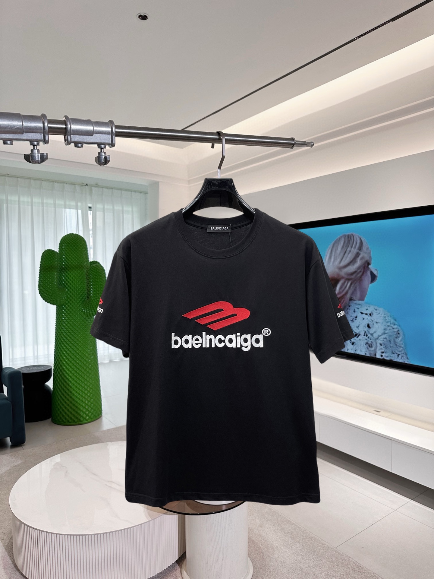NO:910368,Balenciaga's top products 2026 spring and summer new debut counter latest short-sleeved round neck T-shirt, high-end customization, avant-garde and fashionable design!  The brand logo is designed with heavy craftsmanship. High-end customized 260g fabric. Soft to the touch. Comfortable to wear. Exquisite stitching at the counter level. Fine workmanship. The upper body effect is incomparably handsome!  A must-have item for a stylish man!  Size M-XXXL,,balenciaga,T-shirt,tees,t-shirt,19860909巴黎世家 顶级货品2026春夏新款首发专柜最新款短袖圆领T恤 高端订制 设计前卫时尚！品牌logo重工艺设计 高端定制260克面料.手感柔软.穿着舒适.专柜级别精致车线.做工精细.上身效果无敌帅气！型男必备单品！码数M-XXXL,,balenciaga,T-shirt,tees，t-shirt,,Men's clothing