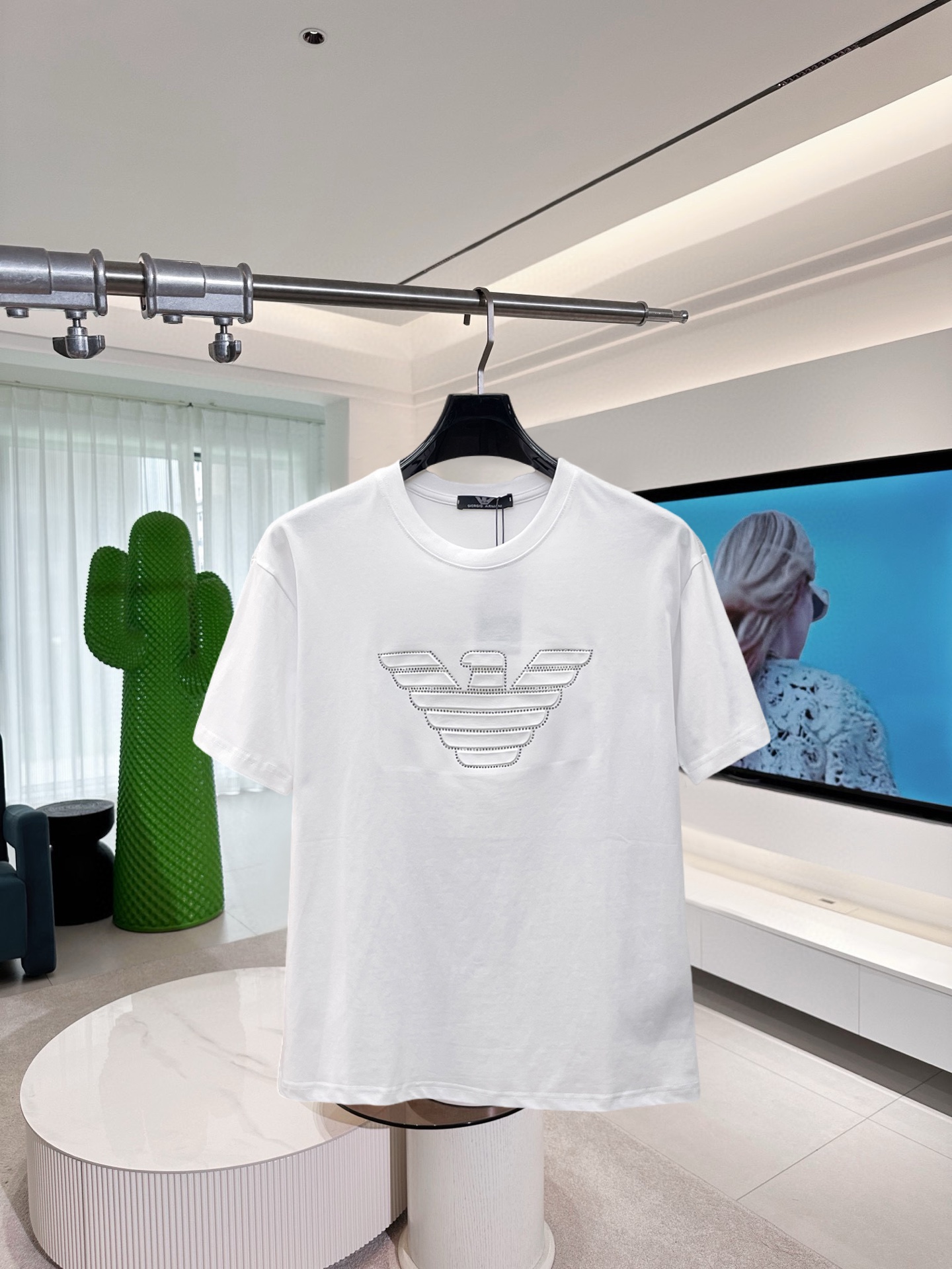 NO:910373,Armani's top product 2026 spring and summer new debut counter latest short-sleeved round neck T-shirt, high-end custom design, avant-garde and fashionable!  The brand logo is designed with heavy craftsmanship. High-end customized 260g fabric. Soft to the touch. Comfortable to wear. Exquisite stitching at the counter level. Fine workmanship. The upper body effect is incomparably handsome!  A must-have item for a stylish man!  Size M-XXXL,,armani,T-shirt,tees,t-shirt,19860909阿玛尼 顶级货品2026春夏新款首发专柜最新款短袖圆领T恤 高端订制 设计前卫时尚！品牌logo重工艺设计 高端定制260克面料.手感柔软.穿着舒适.专柜级别精致车线.做工精细.上身效果无敌帅气！型男必备单品！码数M-XXXL,,armani,T-shirt,tees，t-shirt,,Men's clothing
