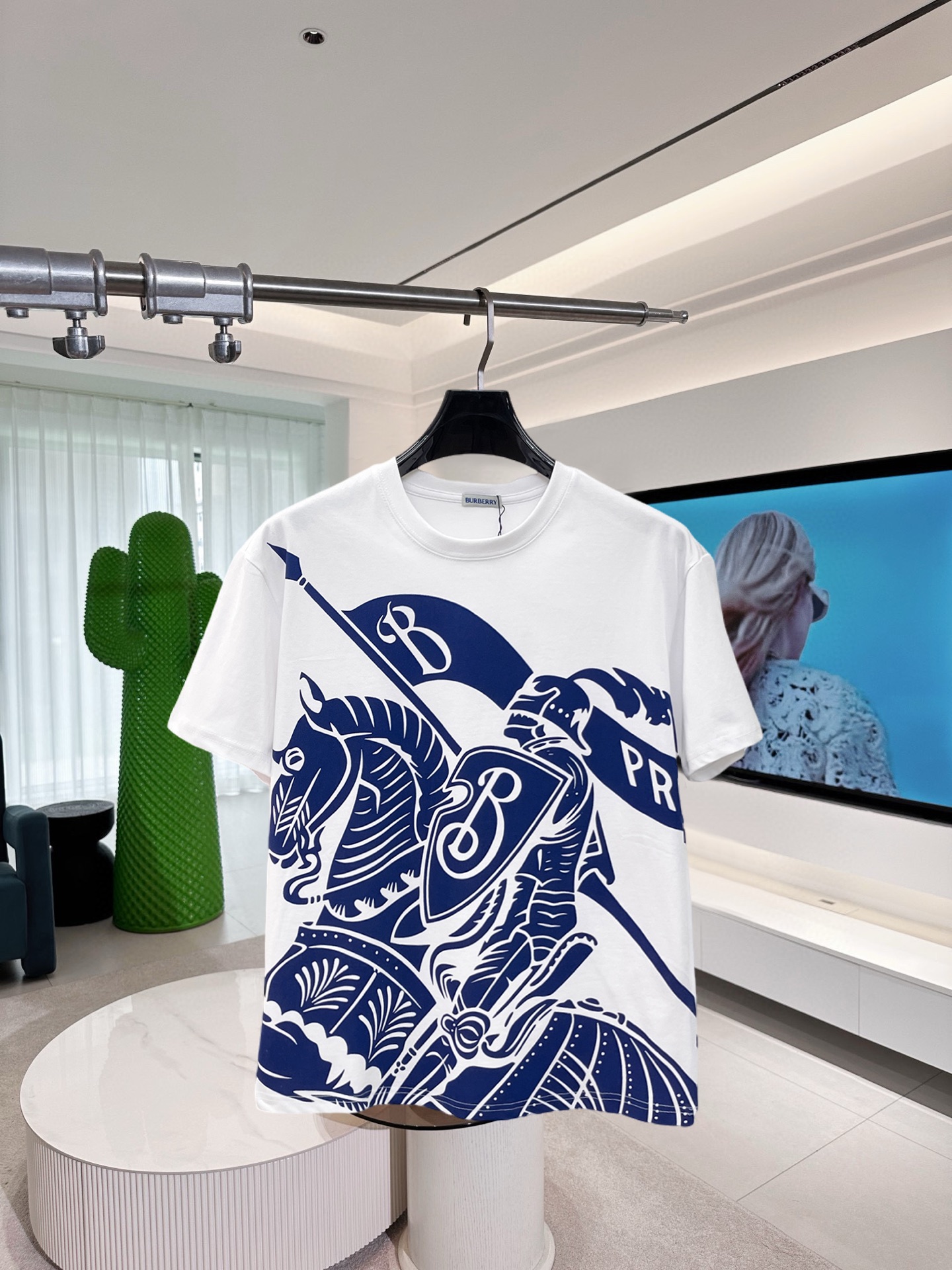 NO:910378,Burberry's top products 2026 spring and summer new debut counter latest short-sleeved round neck T-shirt, high-end custom design, avant-garde and fashionable!  The brand logo is designed with heavy craftsmanship. High-end customized 260g fabric. Soft to the touch. Comfortable to wear. Exquisite stitching at the counter level. Fine workmanship. The upper body effect is incomparably handsome!  A must-have item for a stylish man!  Size M-XXXL,,burberry,T-shirt,tees,t-shirt,19860909巴宝莉 顶级货品2026春夏新款首发专柜最新款短袖圆领T恤 高端订制 设计前卫时尚！品牌logo重工艺设计 高端定制260克面料.手感柔软.穿着舒适.专柜级别精致车线.做工精细.上身效果无敌帅气！型男必备单品！码数M-XXXL,,burberry,T-shirt,tees，t-shirt,,Men's clothing