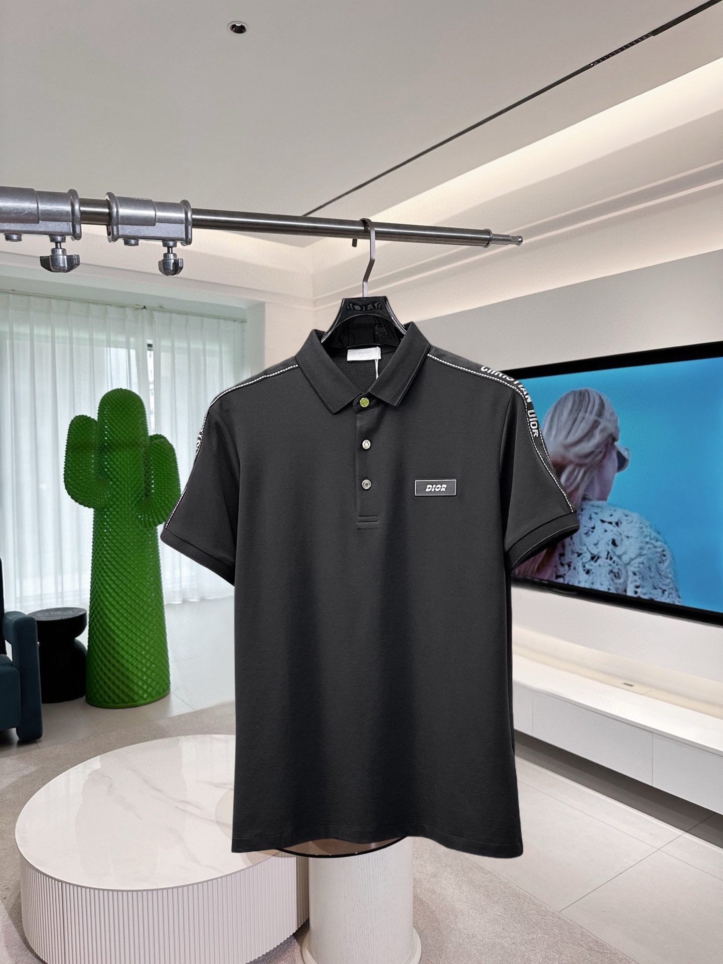 NO:910345,Dior 2026ss summer new letter logo men's lapel Polo shirt!  Classic business men's style, the ceiling-level business men's style of high-end men's clothing!  Simple and fashionable yet elegant, it looks great when worn alone, and quality control/details control can be taken away with your eyes closed. It is low-key, luxurious and connotative!  The custom-woven mesh pique cotton fabric supplied by the customer is carefully made. The mesh texture is evenly arranged on the surface of the fabric. It has excellent breathability and heat dissipation and perspiration. The upper body comfort is completely better than ordinary single-sided jersey tissue!  The classic brand LOGO on the chest is made with top-notch craftsmanship. The LOGO is three-dimensional, clear and full, and has extraordinary texture. Whether it is worn as an inner layer or worn alone, it is a classic product!  The exquisite tailoring process, every detail is handled very standard and delicately, which cannot be compared with other low-end products on the market. It is a must-have basic and versatile Polo shirt for men!  Various colors, sizes M-4xl, dior,19860909迪奥 2026ss夏季新款字母logo男士翻领Polo衫！经典商务男款,高端男装的天花板级别的商务男款！简约时尚大气不失优雅,单穿内搭体面过人,品质控/细节控的闭眼带走,低调又奢华有内涵！ 客供定织网眼珠地棉布精心制成,面料表面排列均匀整齐的网眼纹理,透气性和散热排汗性极佳,上身舒适程度完全优于普通单面汗布组织！胸前经典的品牌LOGO标识,采用顶级工艺打造,LOGO立体清晰饱满,质感非凡的特质,无论是内搭还是单穿都是一款经典领域的产品！精妙绝伦的裁剪工艺,每一个细节处理的非常标准细腻,非市面一般LOW货可以媲美的,男士必入基础百搭款Polo衫推荐！ 颜色多颜色 尺码M-4xl,,dior,,Men's clothing