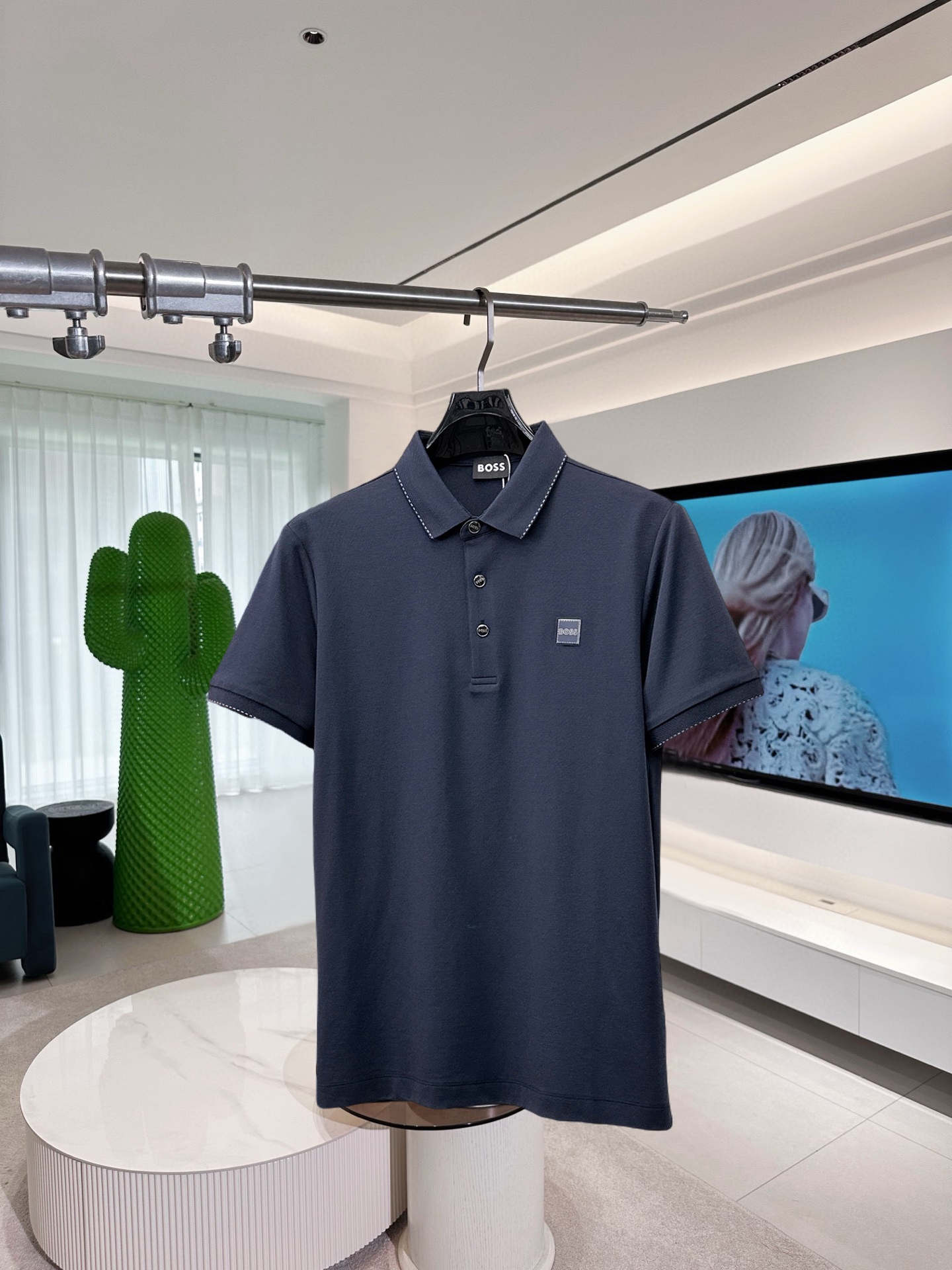 NO:910349,BOSS 2026ss summer new letter logo men's lapel Polo shirt!  Classic business men's style, the ceiling-level business men's style of high-end men's clothing!  Simple and fashionable yet elegant, it looks great when worn alone, and quality control/details control can be taken away with your eyes closed. It is low-key, luxurious and connotative!  The custom-woven mesh pique cotton fabric supplied by the customer is carefully made. The mesh texture is evenly arranged on the surface of the fabric. It has excellent breathability and heat dissipation and perspiration. The upper body comfort is completely better than ordinary single-sided jersey tissue!  The classic brand LOGO on the chest is made with top-notch craftsmanship. The LOGO is three-dimensional, clear and full, and has extraordinary texture. Whether it is worn as an inner layer or worn alone, it is a classic product!  The exquisite tailoring process, every detail is handled very standard and delicately, which cannot be compared with other low-end products on the market. It is a must-have basic and versatile Polo shirt for men!  Available in multiple colors, sizes M-4xl,,19860909BOSS 2026ss夏季新款字母logo男士翻领Polo衫！经典商务男款,高端男装的天花板级别的商务男款！简约时尚大气不失优雅,单穿内搭体面过人,品质控/细节控的闭眼带走,低调又奢华有内涵！ 客供定织网眼珠地棉布精心制成,面料表面排列均匀整齐的网眼纹理,透气性和散热排汗性极佳,上身舒适程度完全优于普通单面汗布组织！胸前经典的品牌LOGO标识,采用顶级工艺打造,LOGO立体清晰饱满,质感非凡的特质,无论是内搭还是单穿都是一款经典领域的产品！精妙绝伦的裁剪工艺,每一个细节处理的非常标准细腻,非市面一般LOW货可以媲美的,男士必入基础百搭款Polo衫推荐！ 颜色多颜色 尺码M-4xl,,,Men's clothing