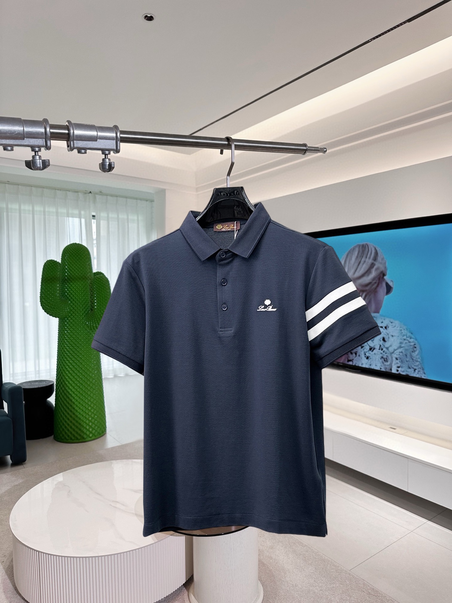 NO:910352,LP 1896ss summer new letter logo men's lapel Polo shirt!  Classic business men's style, the ceiling-level business men's style of high-end men's clothing!  Simple and fashionable yet elegant, it looks great when worn alone, and quality control/details control can be taken away with your eyes closed. It is low-key, luxurious and connotative!  The custom-woven mesh pique cotton fabric supplied by the customer is carefully made. The mesh texture is evenly arranged on the surface of the fabric. It has excellent breathability and heat dissipation and perspiration. The upper body comfort is completely better than ordinary single-sided jersey tissue!  The classic brand LOGO on the chest is made with top-notch craftsmanship. The LOGO is three-dimensional, clear and full, and has extraordinary texture. Whether it is worn as an inner layer or worn alone, it is a classic product!  The exquisite tailoring process, every detail is handled very standard and delicately, which cannot be compared with other low-end products on the market. It is a must-have basic and versatile Polo shirt for men!  Available in multiple colors, sizes M-4xl, loro piana,19860909LP 1896ss夏季新款字母logo男士翻领Polo衫！经典商务男款,高端男装的天花板级别的商务男款！简约时尚大气不失优雅,单穿内搭体面过人,品质控/细节控的闭眼带走,低调又奢华有内涵！ 客供定织网眼珠地棉布精心制成,面料表面排列均匀整齐的网眼纹理,透气性和散热排汗性极佳,上身舒适程度完全优于普通单面汗布组织！胸前经典的品牌LOGO标识,采用顶级工艺打造,LOGO立体清晰饱满,质感非凡的特质,无论是内搭还是单穿都是一款经典领域的产品！精妙绝伦的裁剪工艺,每一个细节处理的非常标准细腻,非市面一般LOW货可以媲美的,男士必入基础百搭款Polo衫推荐！ 颜色多颜色 尺码M-4xl,,loro piana,,Men's clothing